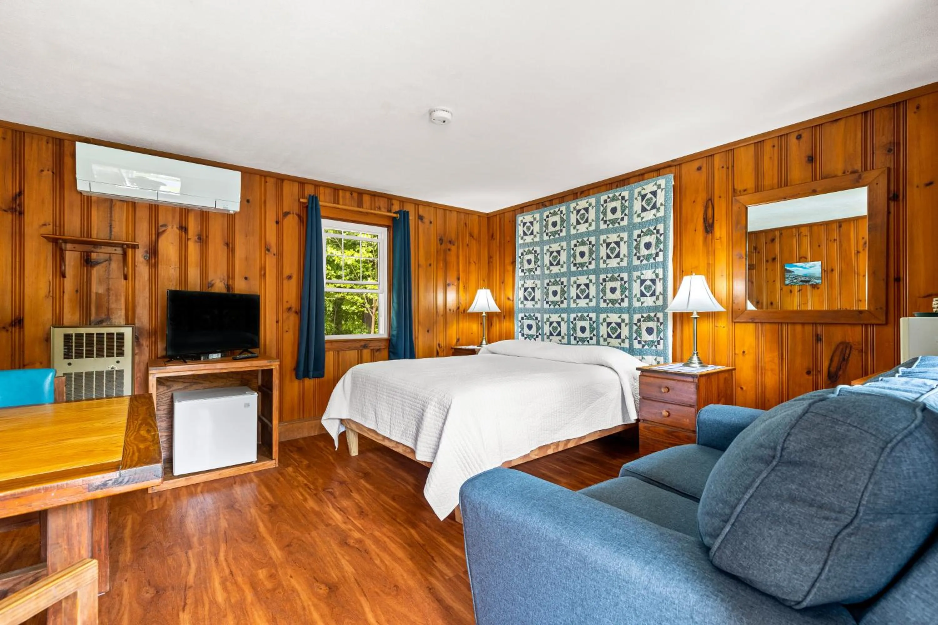 Bed in Lakeview on the Lake