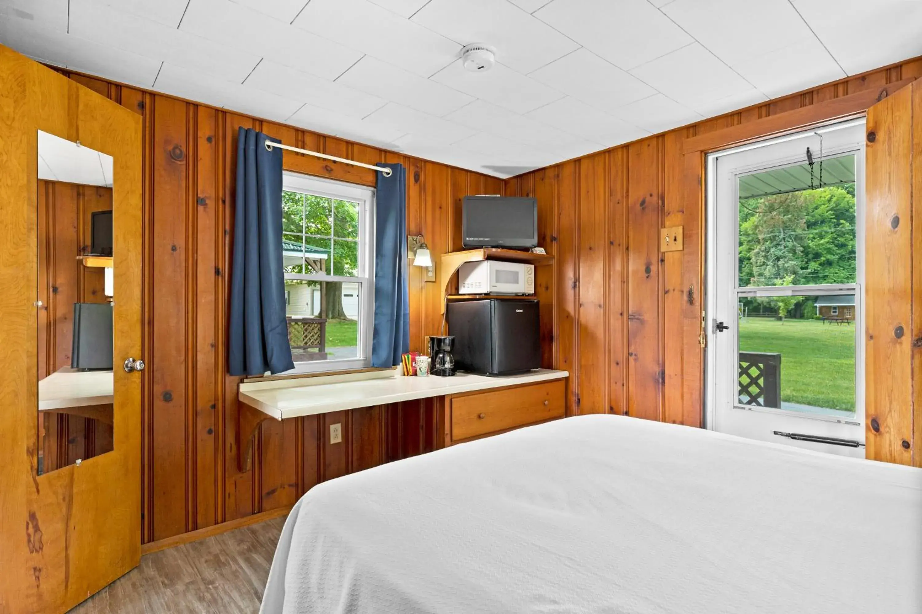 Small Single Room in Lakeview on the Lake Small Single Room in Lakeview on the Lake