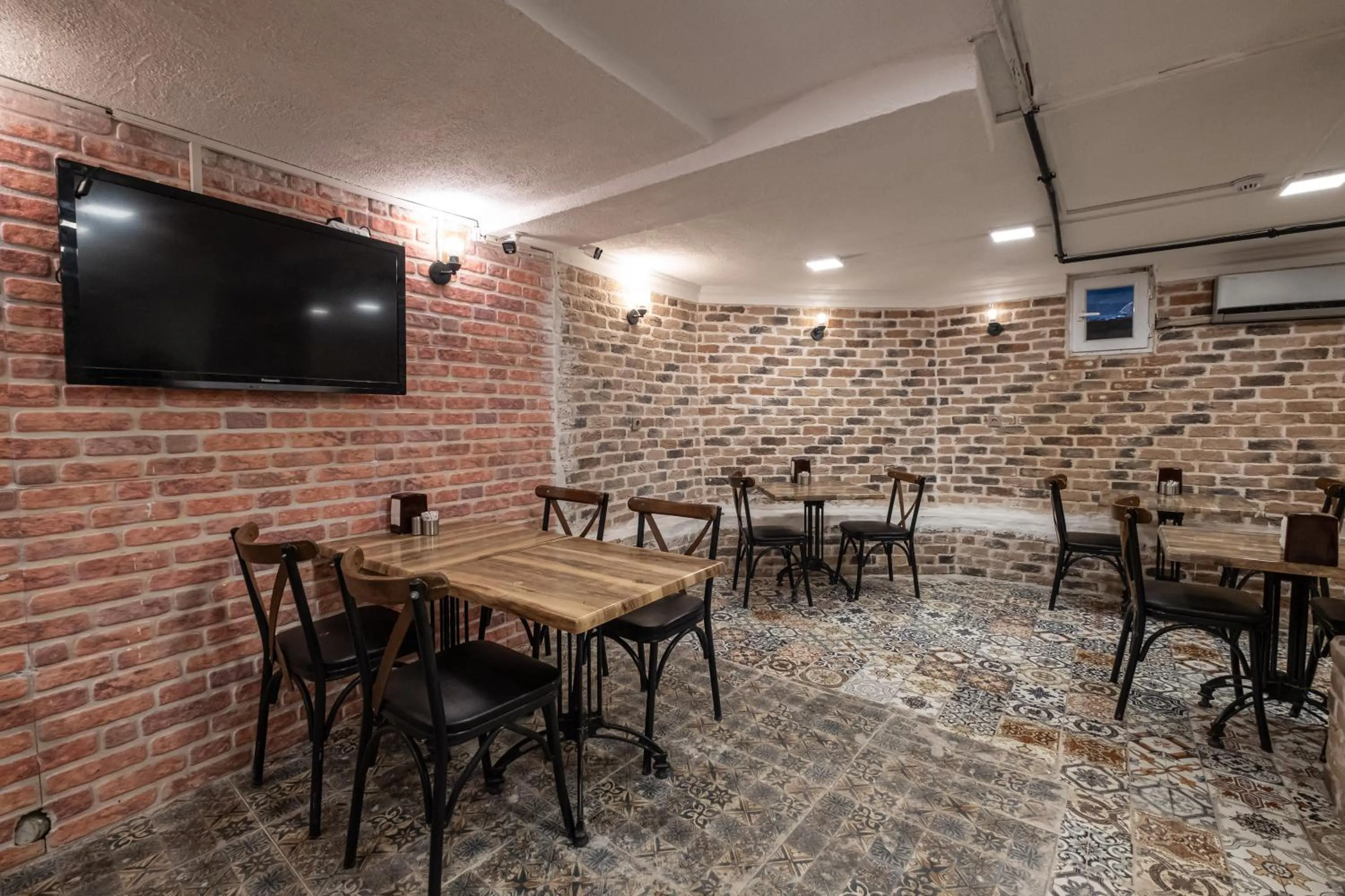 Communal lounge/ TV room in Family Istanbul Hotel