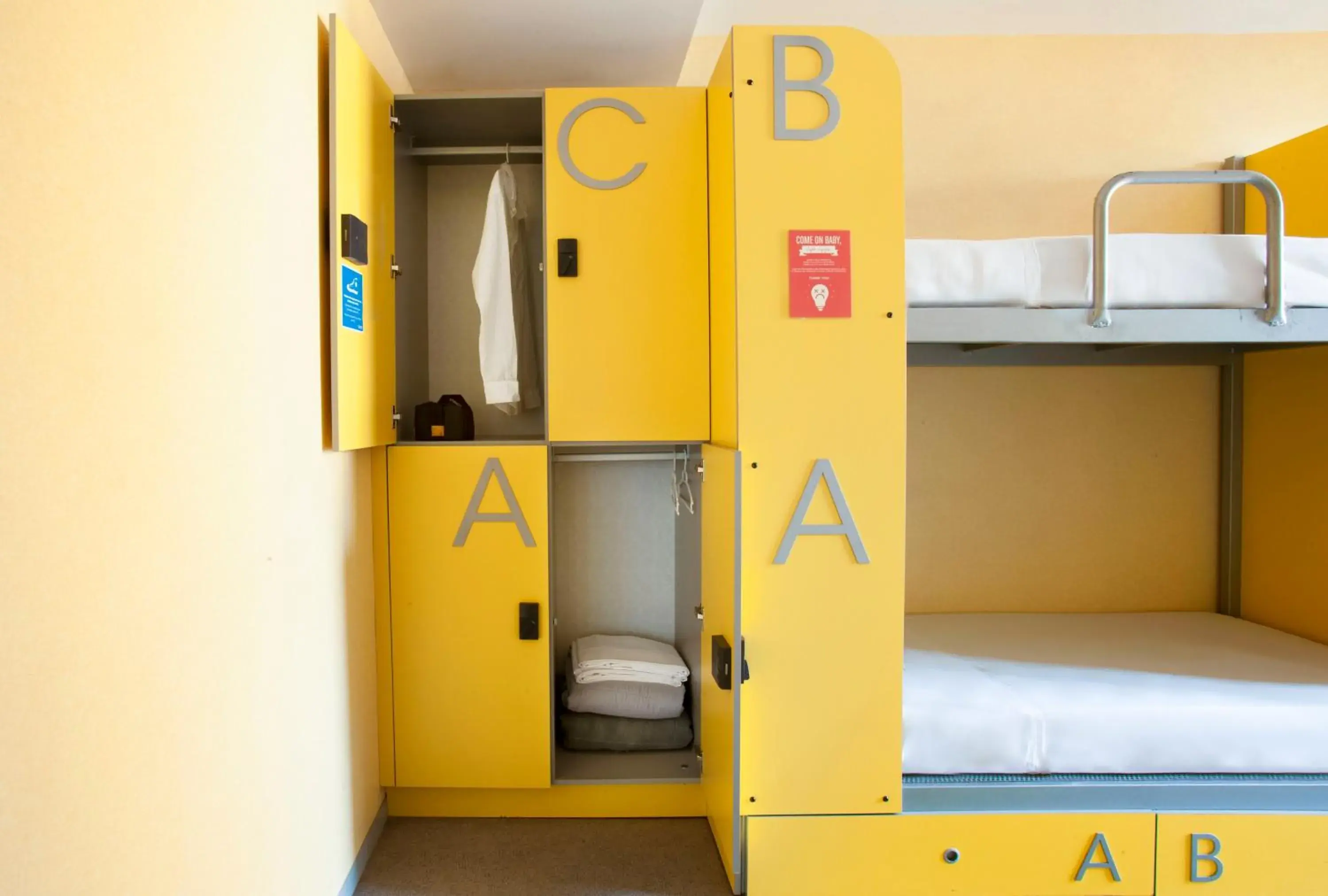 Bed in 4-Bed Female Dormitory Room in Twentytu Hostel Barcelona Bed in 4-Bed Female Dormitory Room in Twentytu Hostel Barcelona