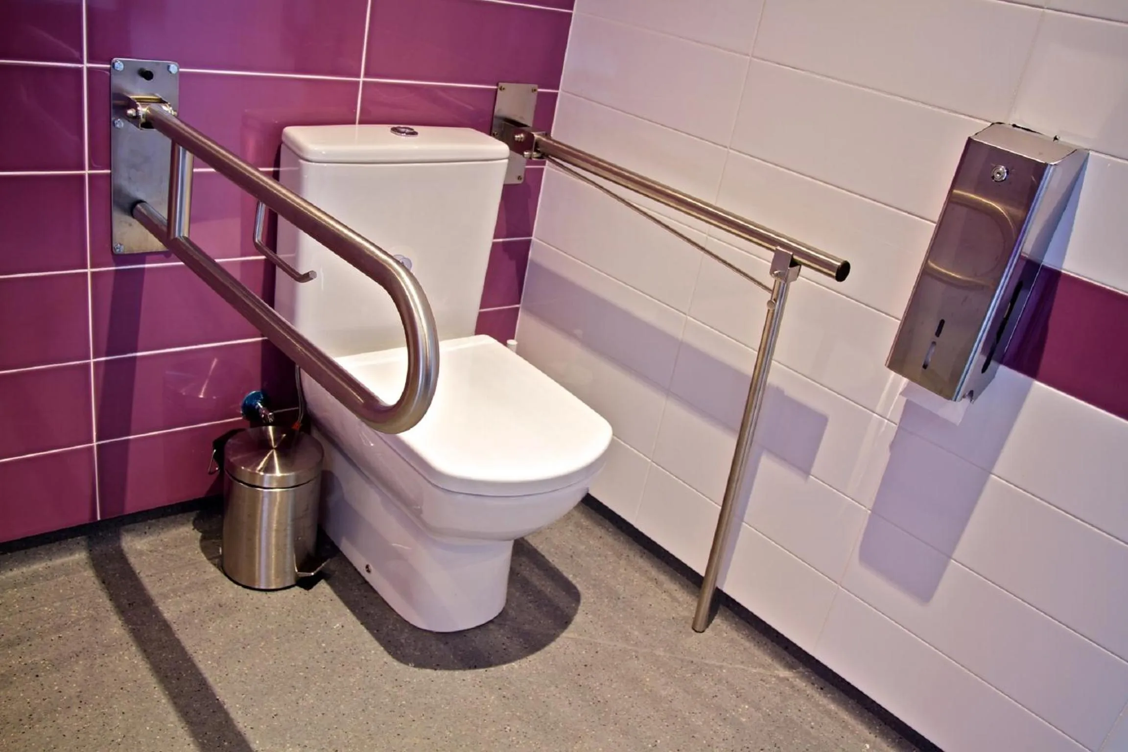 Toilet in Twentytu Hostel Barcelona