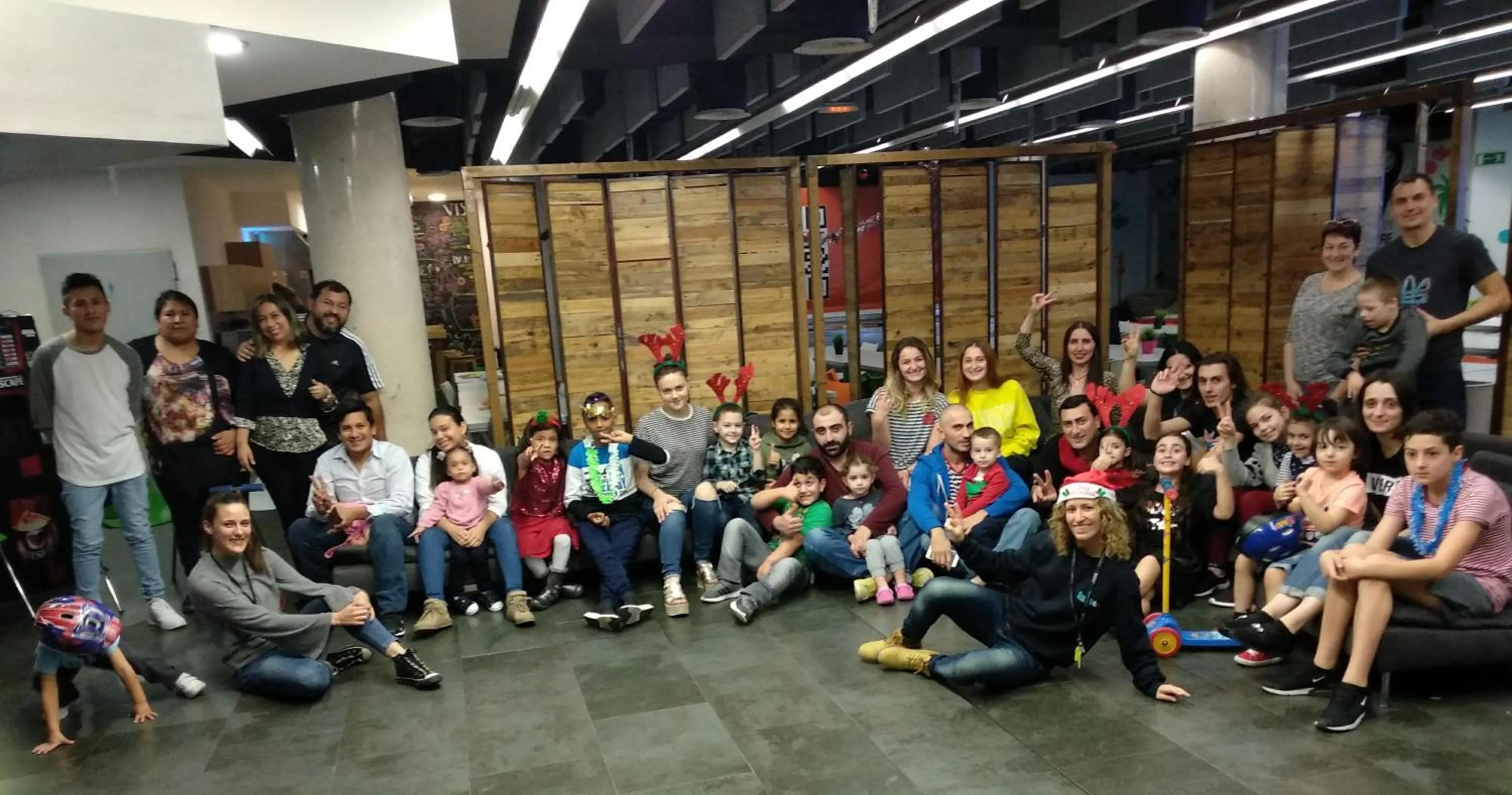 Communal lounge/ TV room in Twentytu Hostel Barcelona