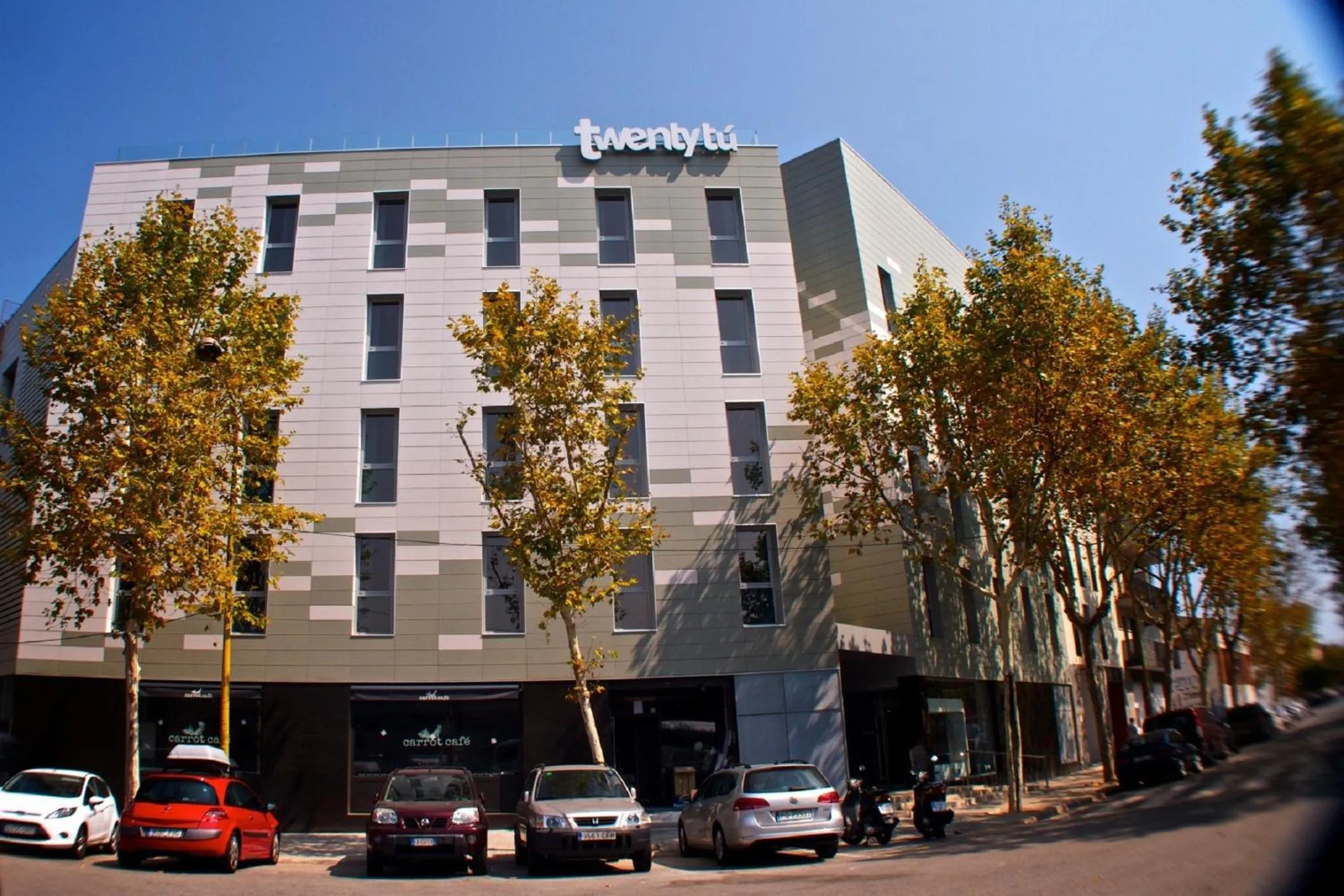 Property building in Twentytu Hostel Barcelona