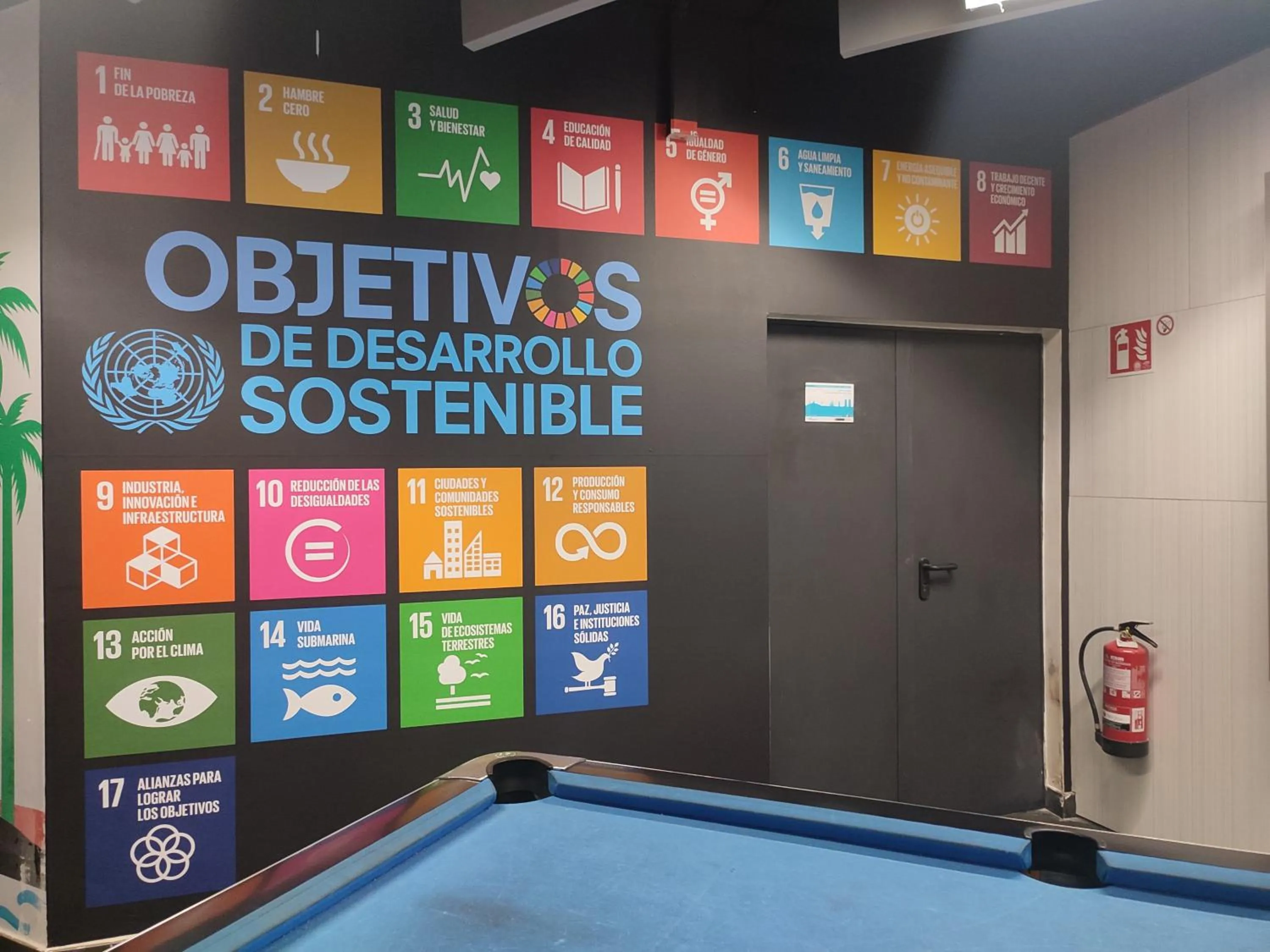 Billiard in Twentytu Hostel Barcelona