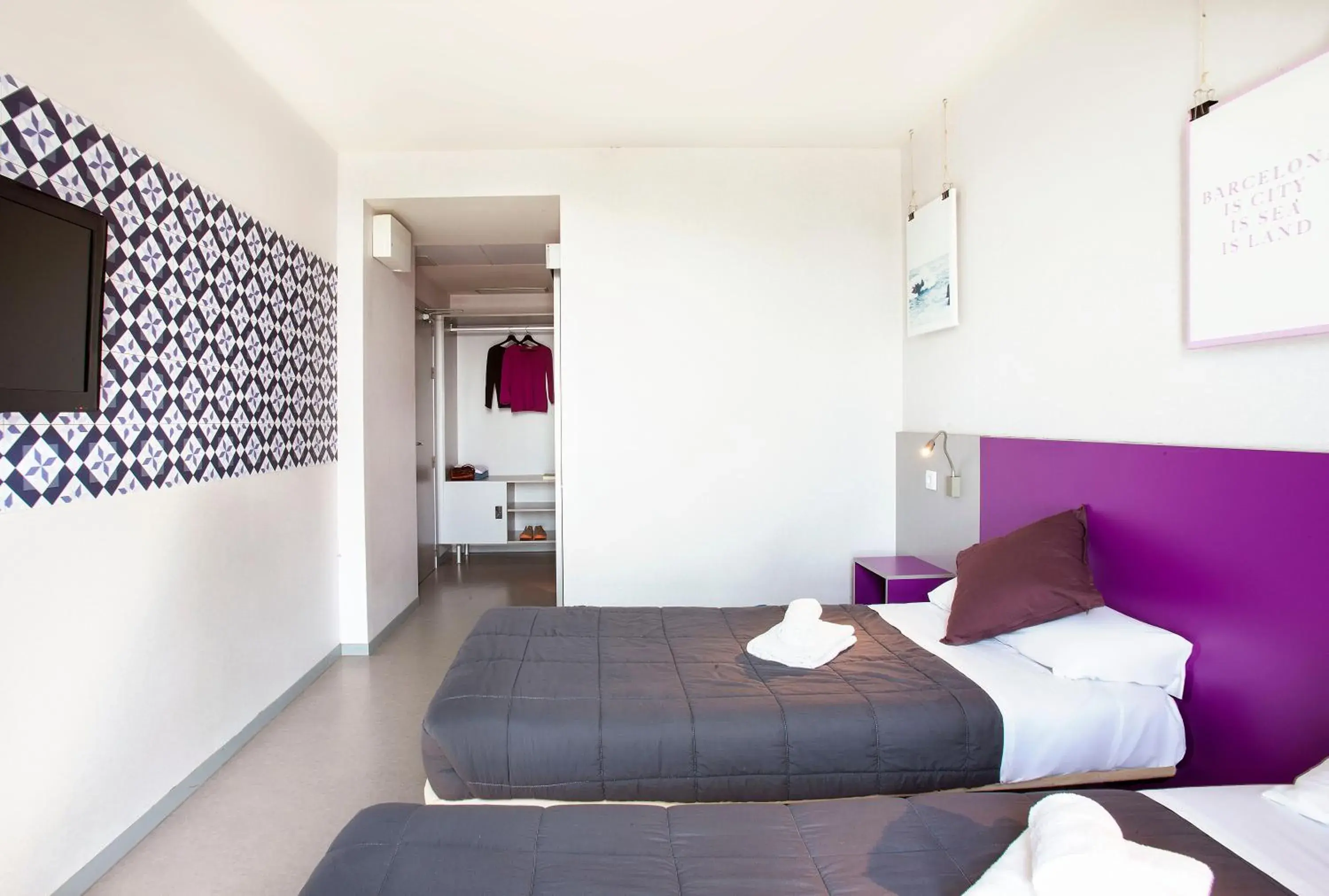 Twin Room with Private Bathroom in Twentytu Hostel Barcelona Twin Room with Private Bathroom in Twentytu Hostel Barcelona