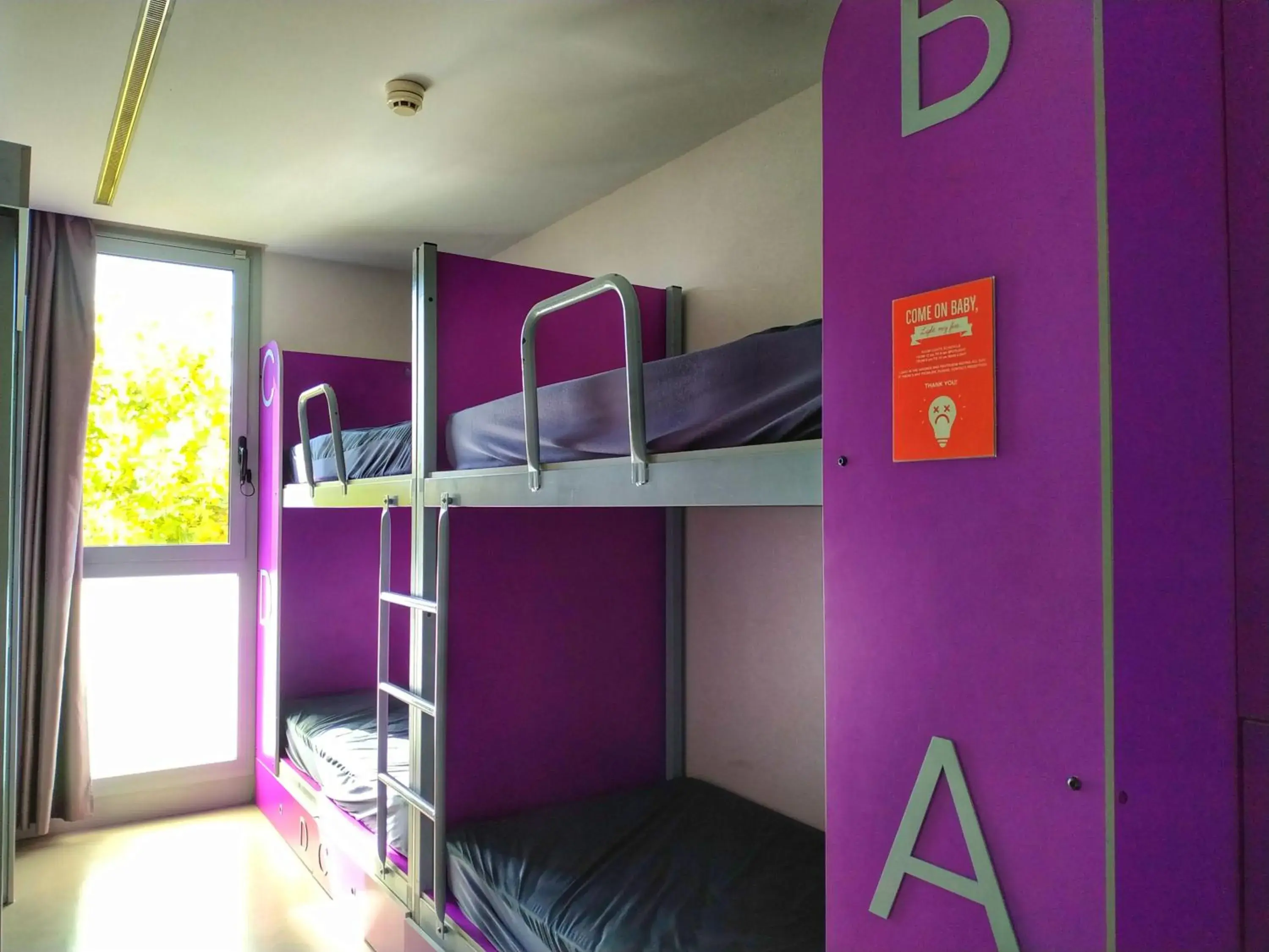 Quadruple Room in Twentytu Hostel Barcelona Quadruple Room in Twentytu Hostel Barcelona