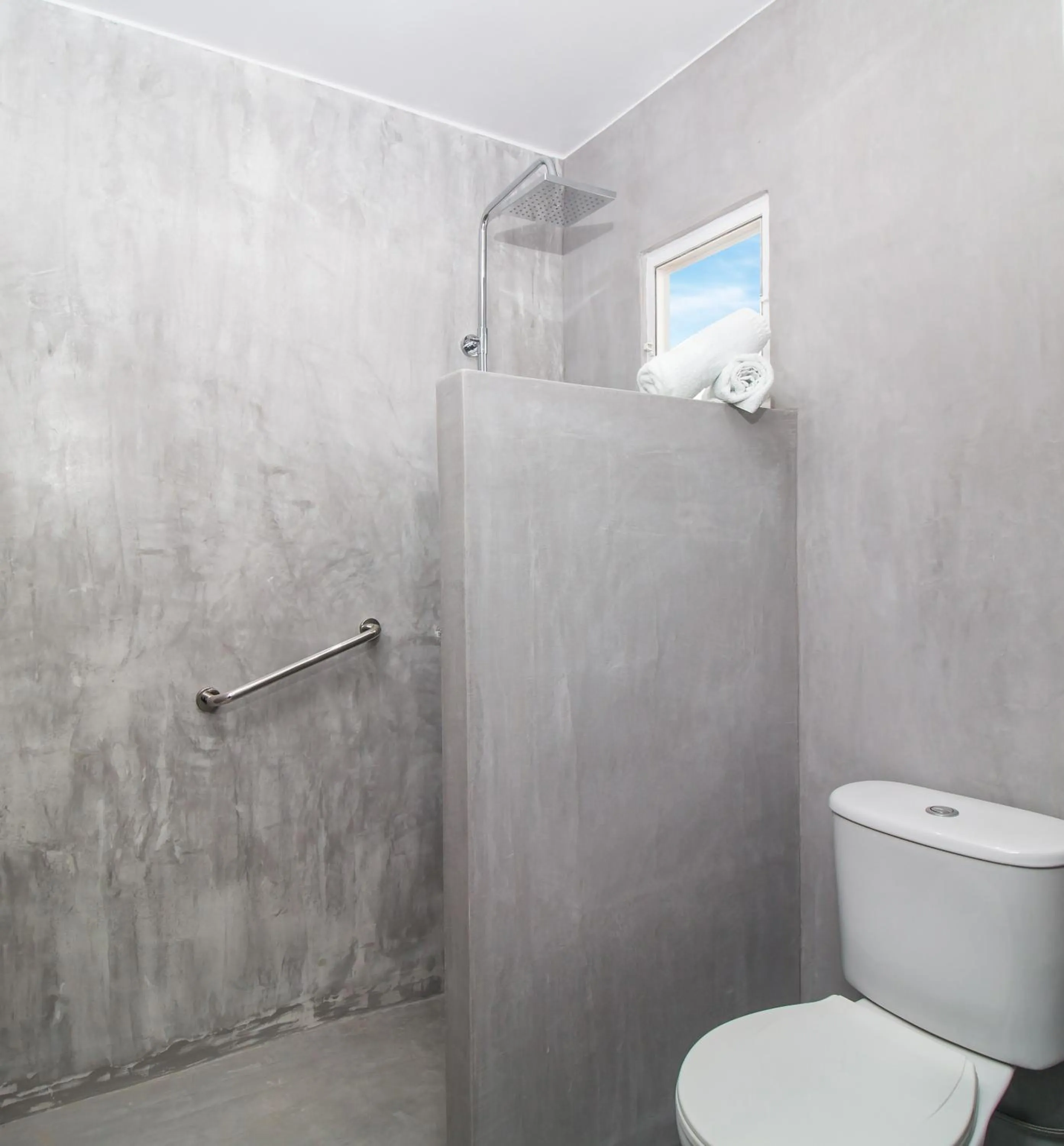 Shower in Tinas Plus Hotel