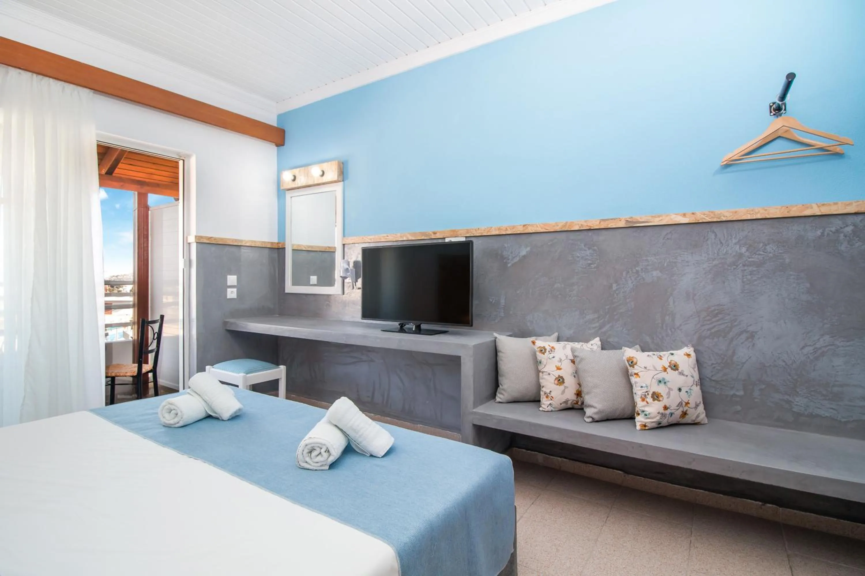 TV and multimedia in Tinas Plus Hotel