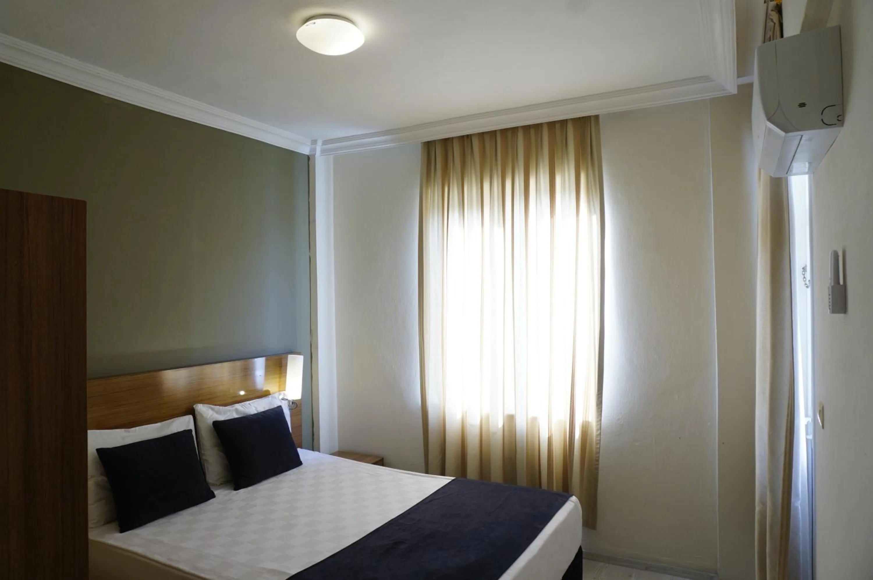 Bedroom, Bed in Sunlight Garden Hotel