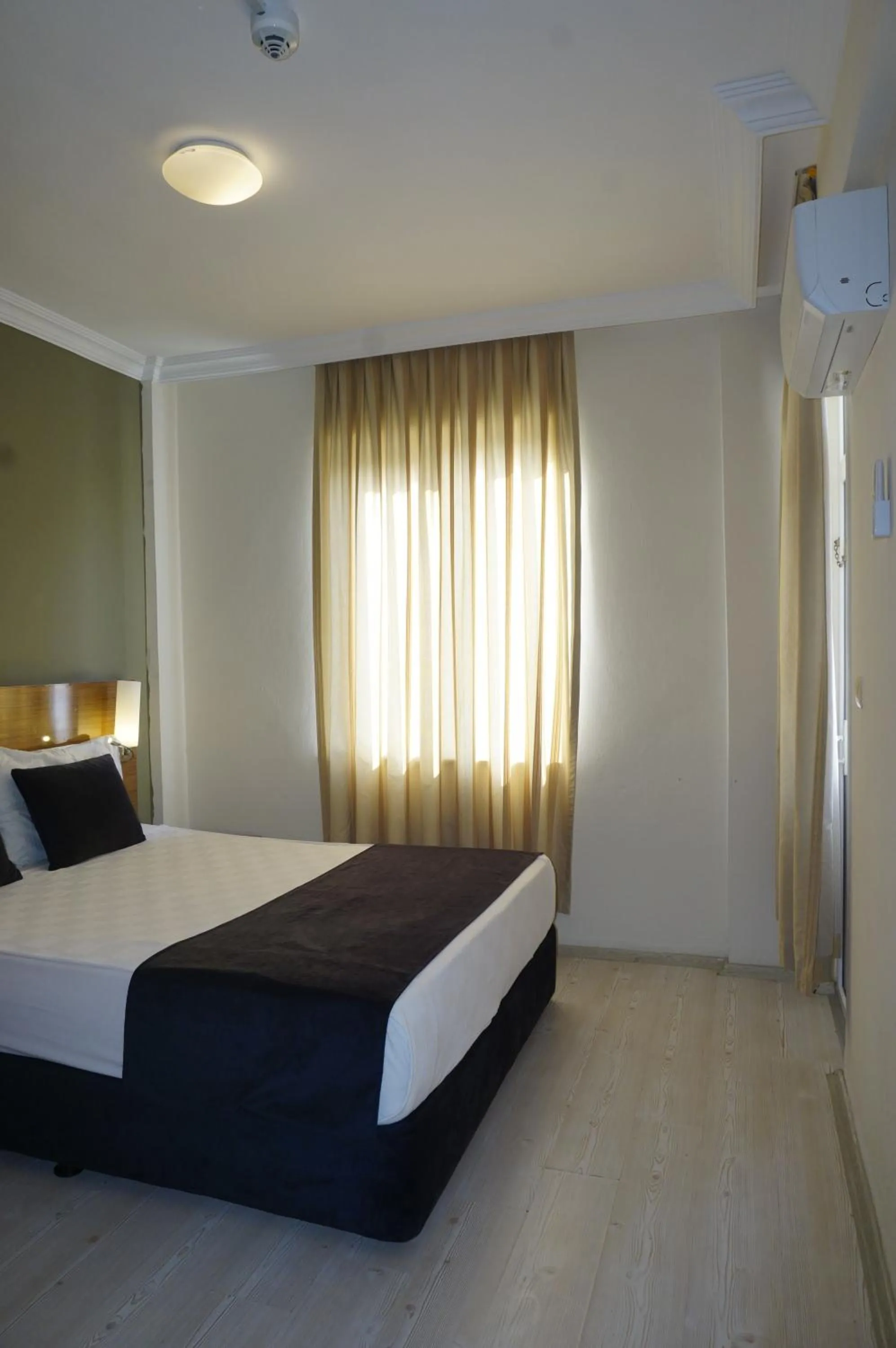 Bedroom, Bed in Sunlight Garden Hotel