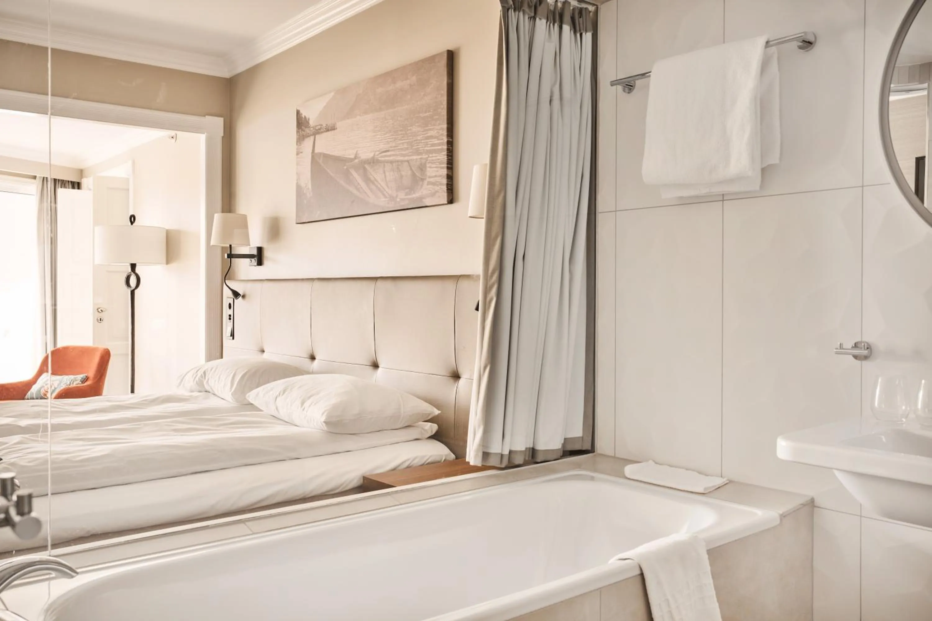 Bathroom, Bed in Hotel Ullensvang