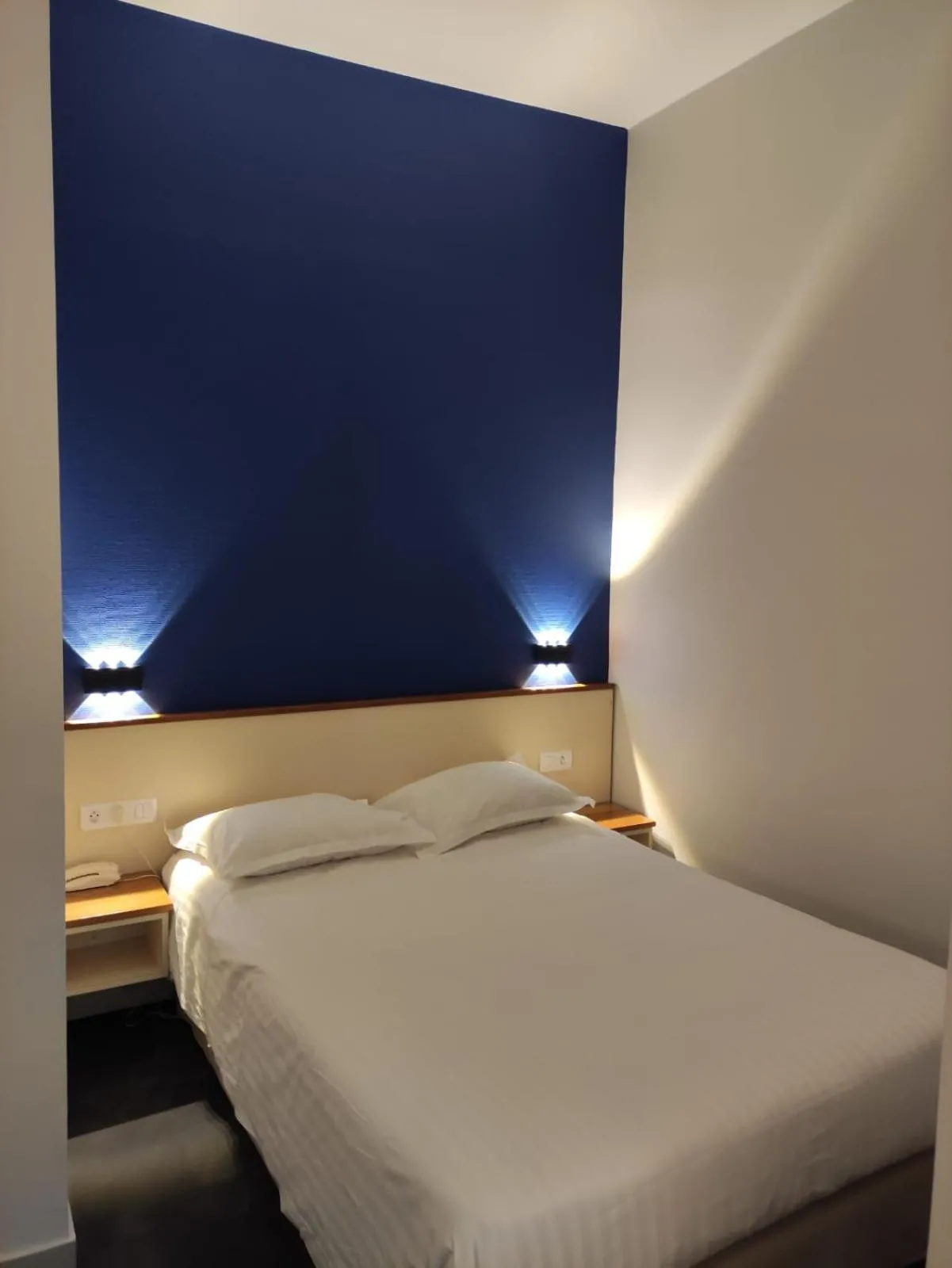 Bed in Hotel Des Lices - Angers