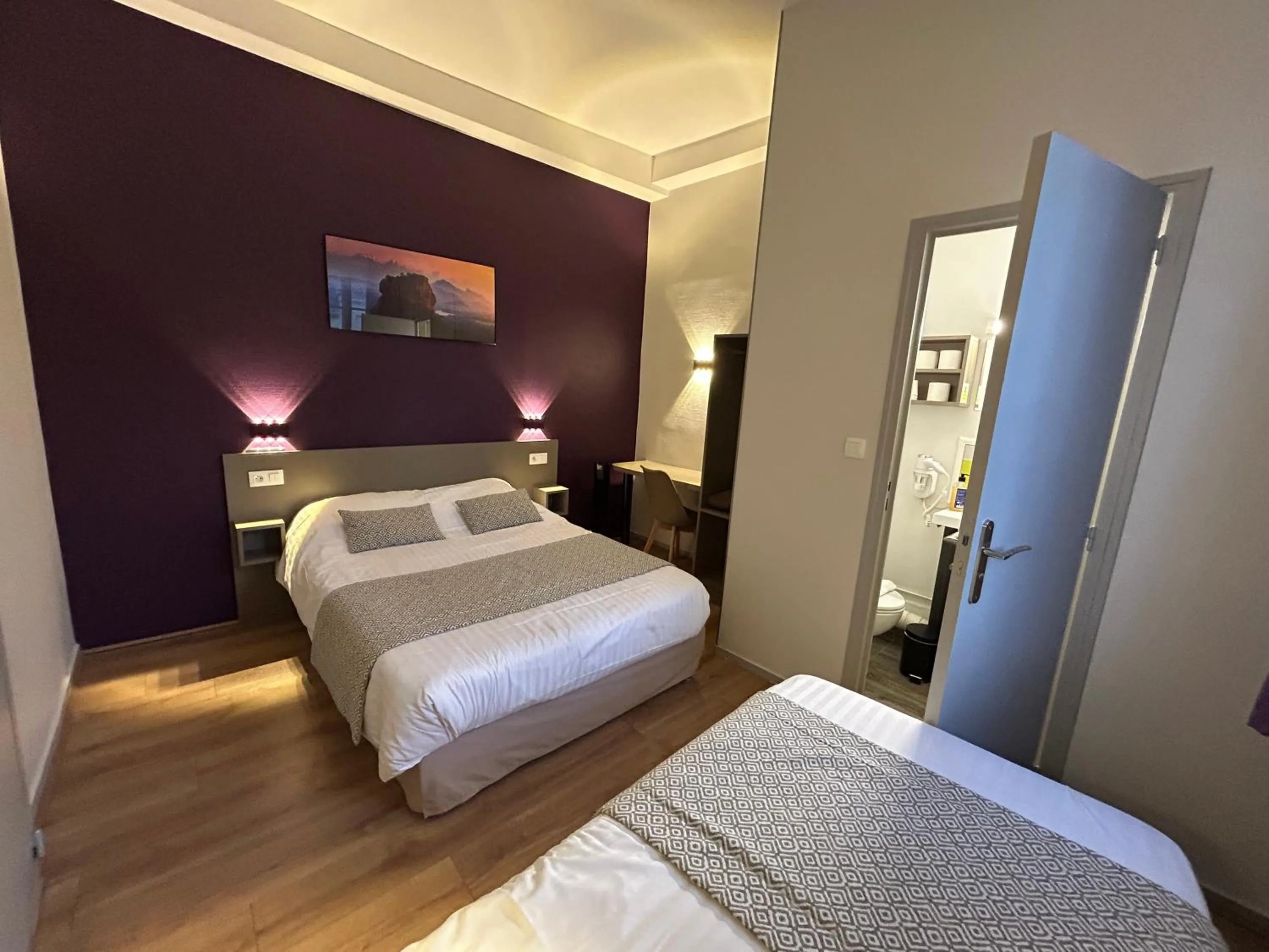 Bed in Hotel Des Lices - Angers