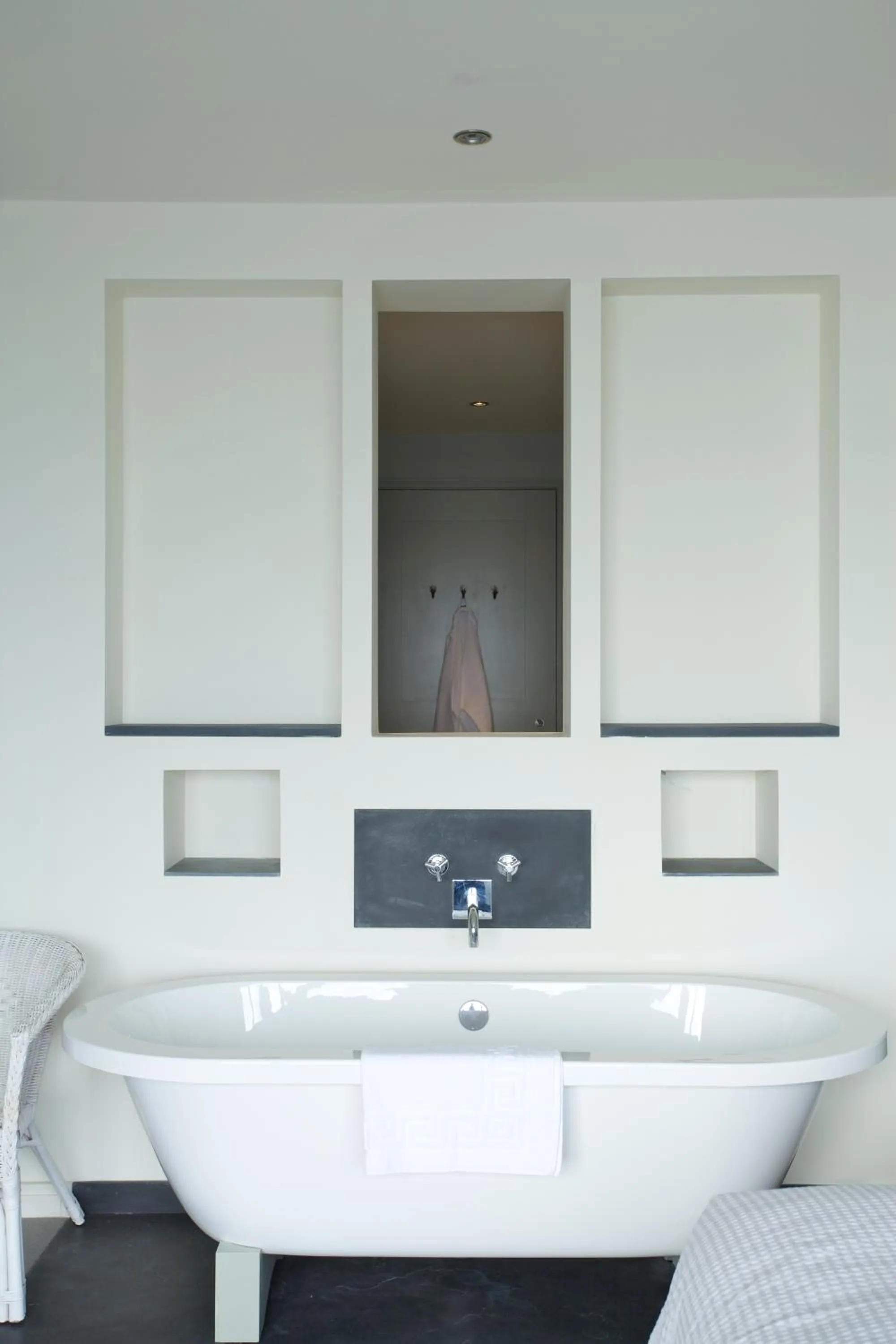 Bathroom, Bed in The Lewinnick Lodge