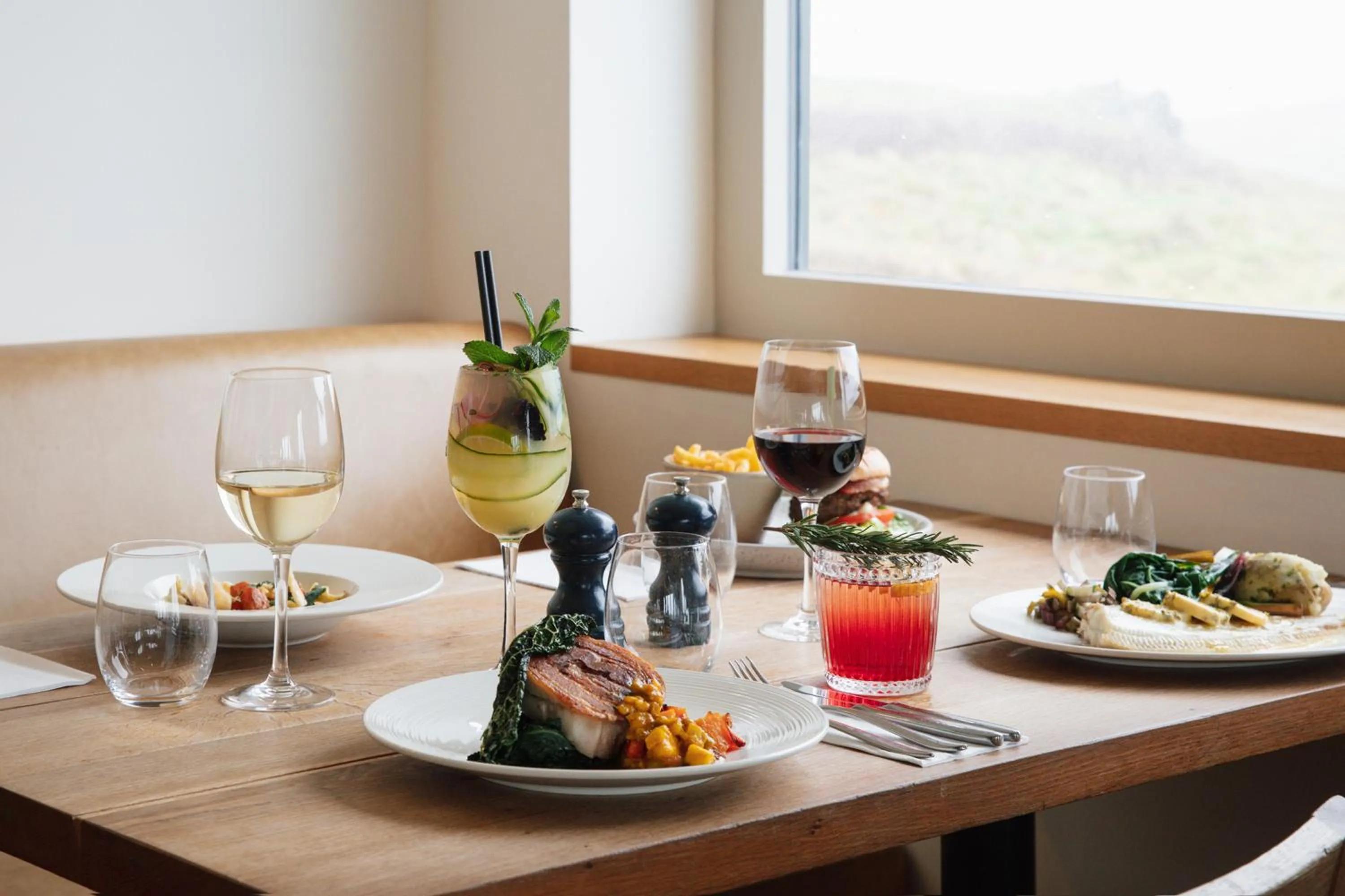 Food and drinks in The Lewinnick Lodge