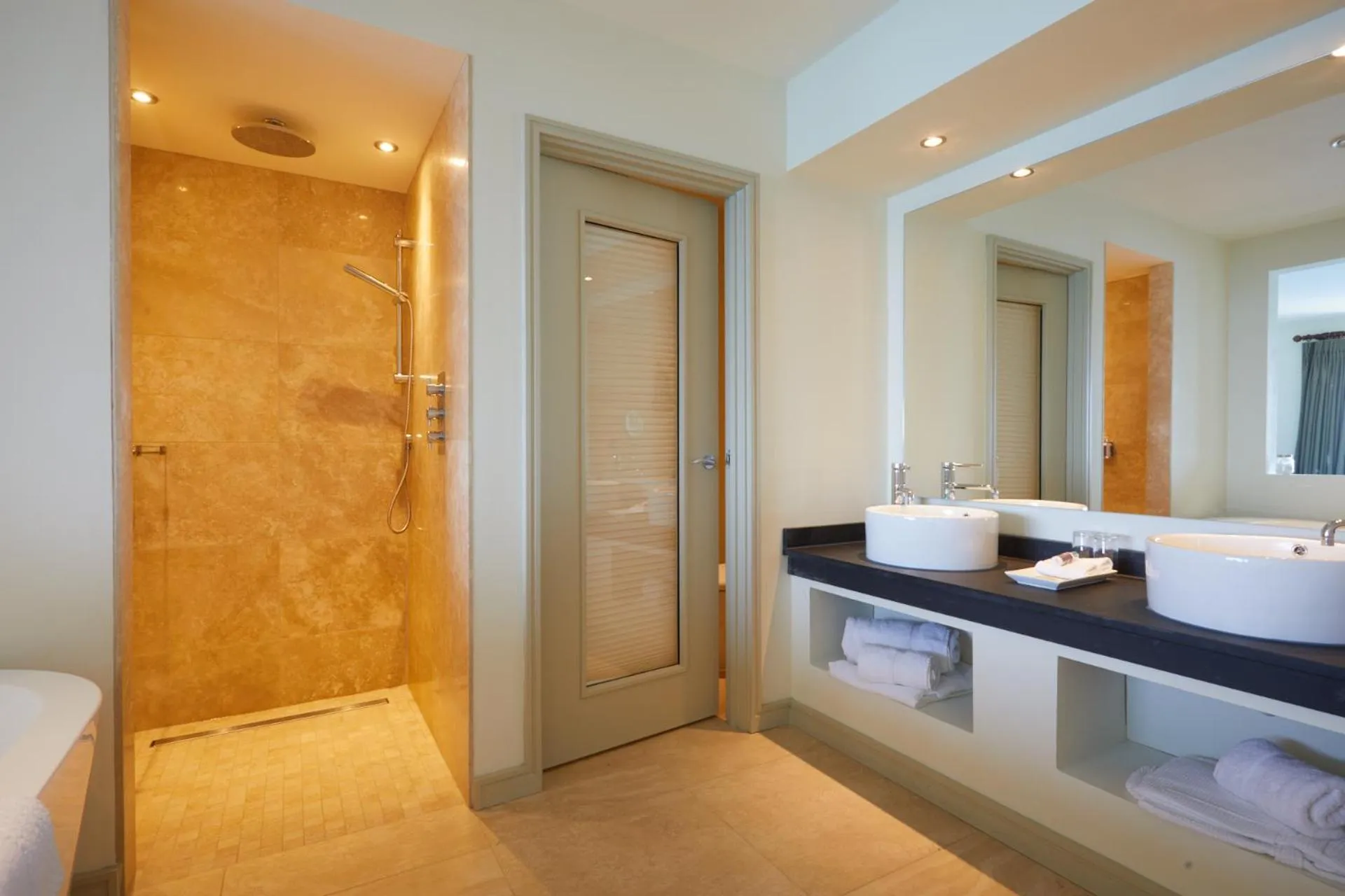 Bathroom, Bed in The Lewinnick Lodge