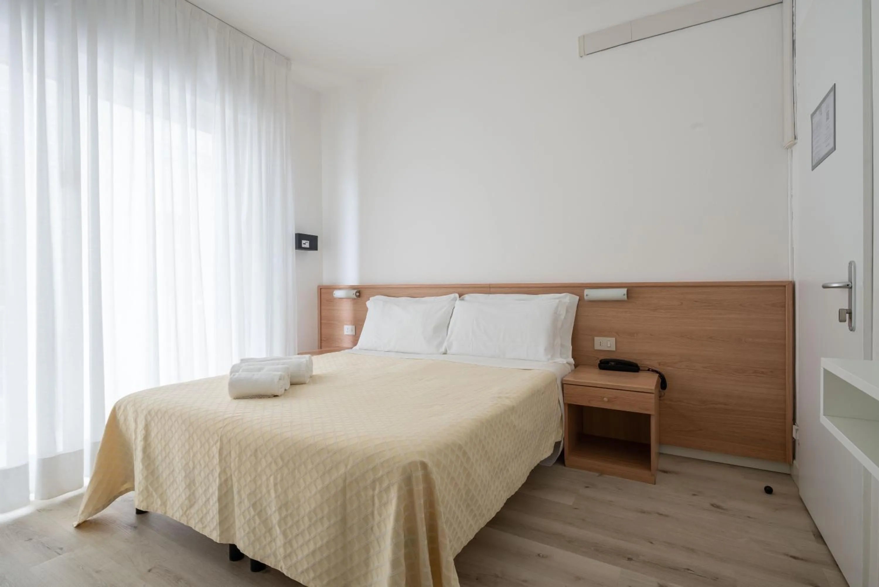 Photo of the whole room, Bed in Hotel Boston 3 Stelle Superior Frontemare