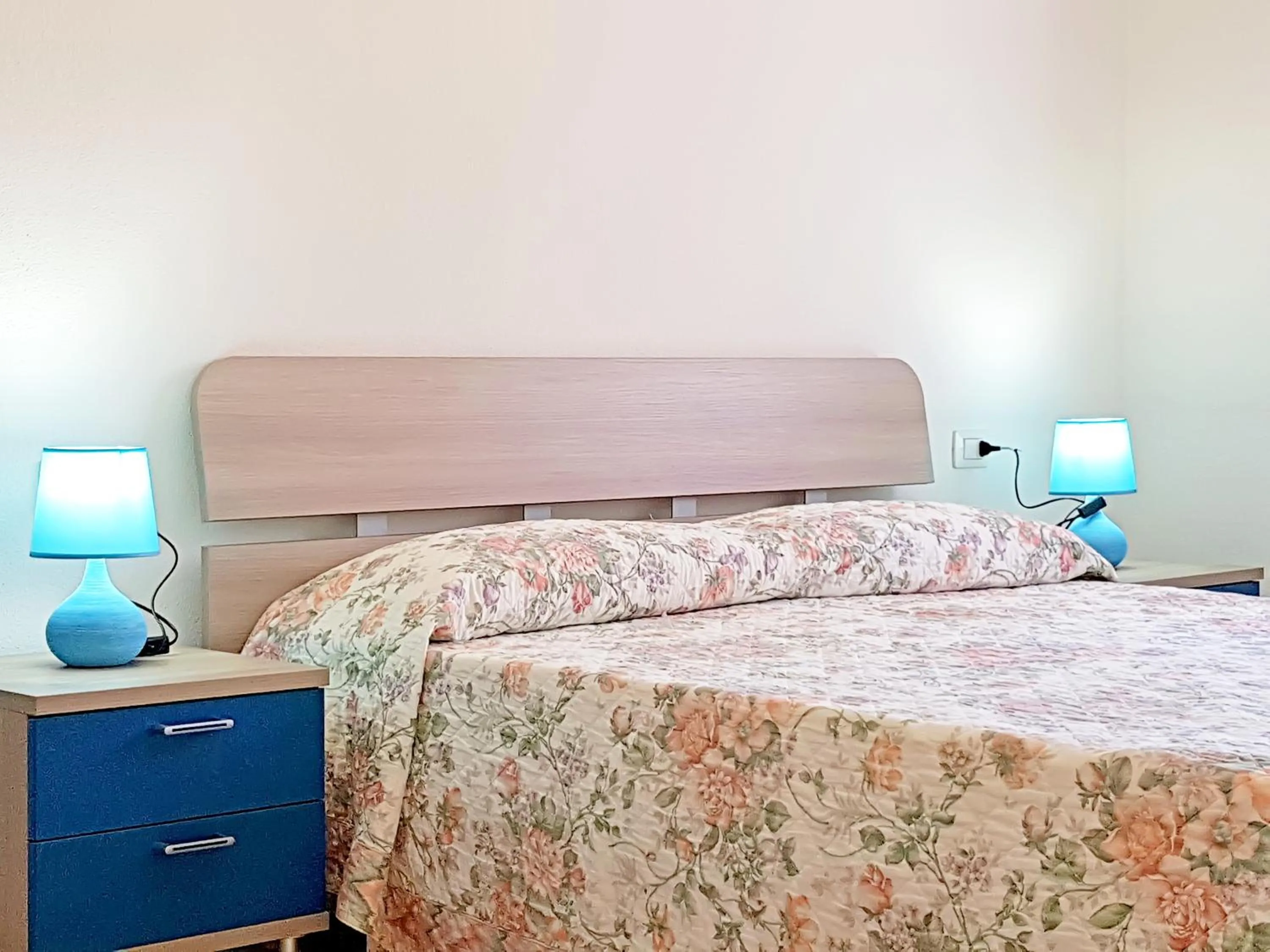 Bedroom, Bed in villette acquamarina Budoni
