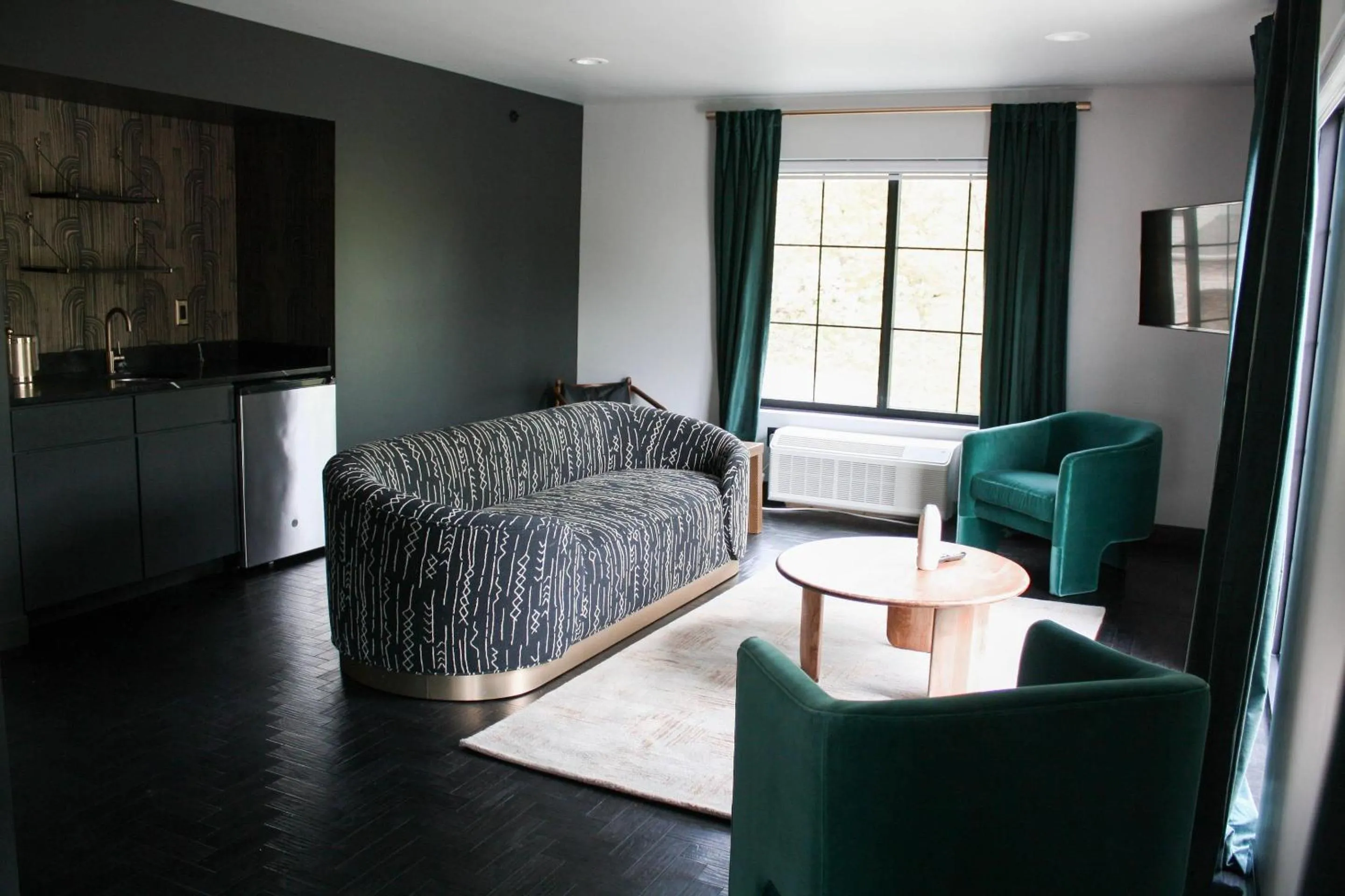 Bedroom in The Inn Hotel Lake Okoboji, an Ascend Collection Hotel