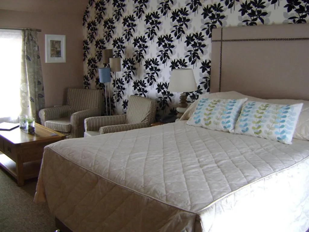 Bedroom, Bed in The Commercial Hotel