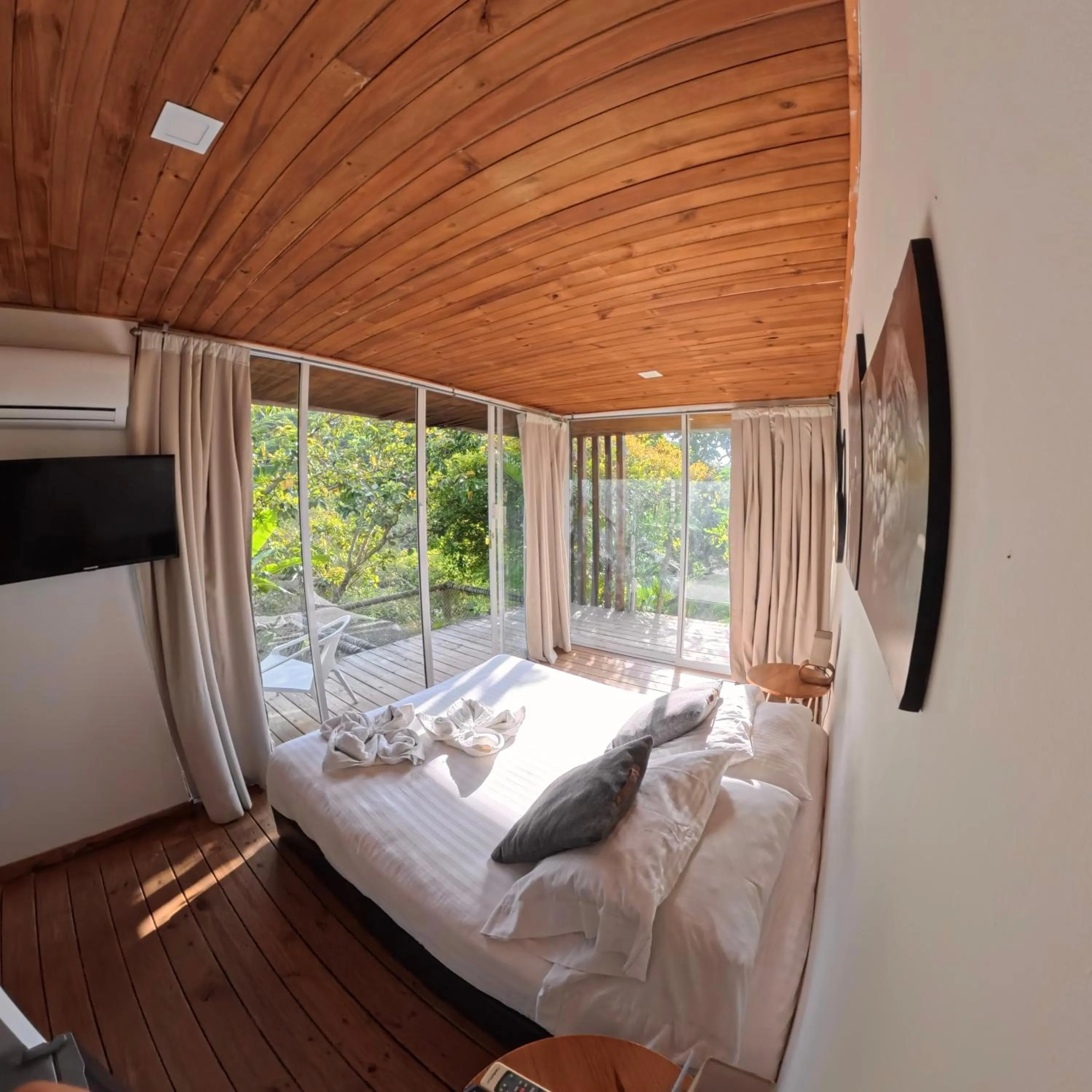 Photo of the whole room, Bed in Costeño River Minca