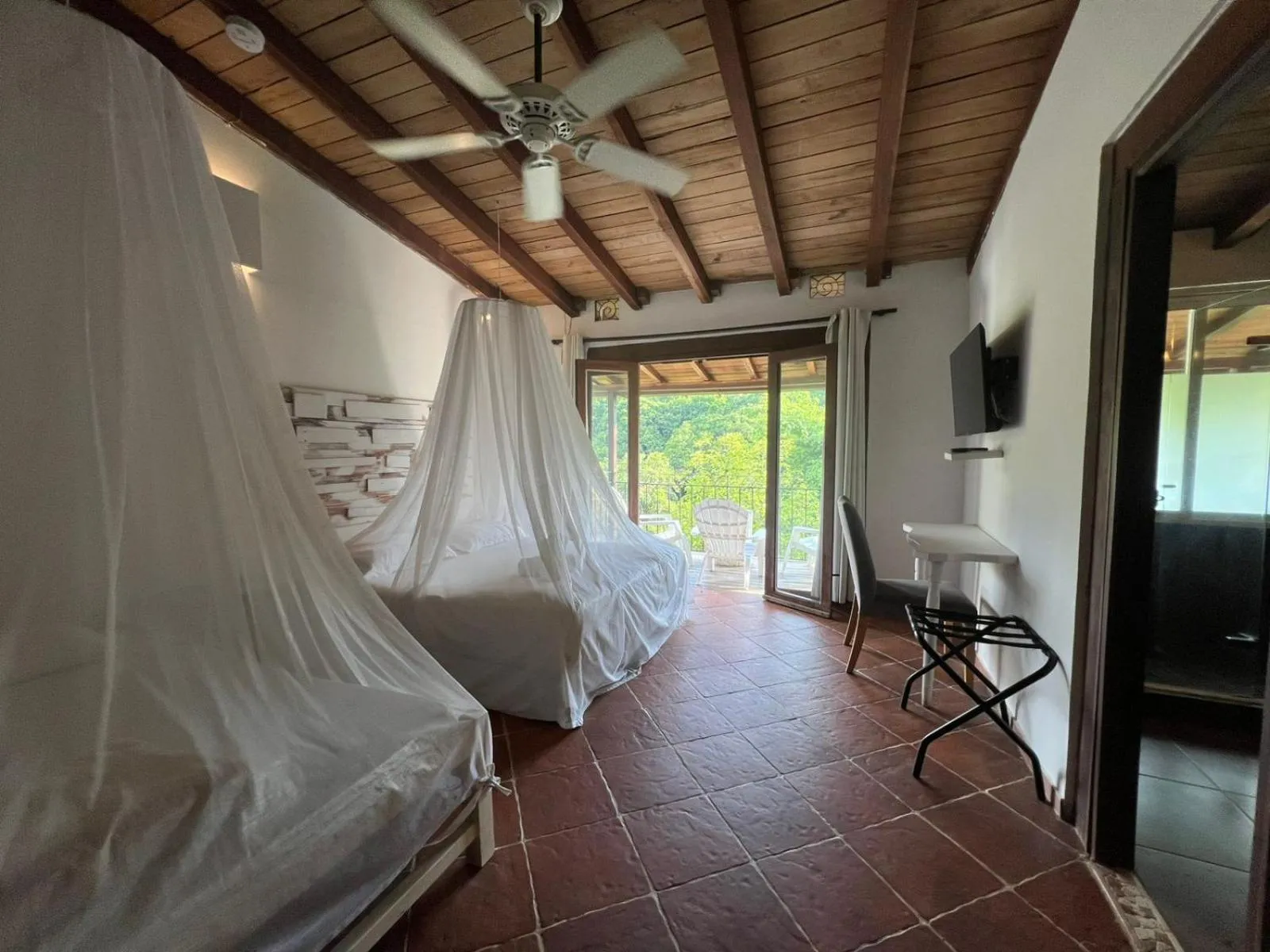 Photo of the whole room, Bed in Costeño River Minca