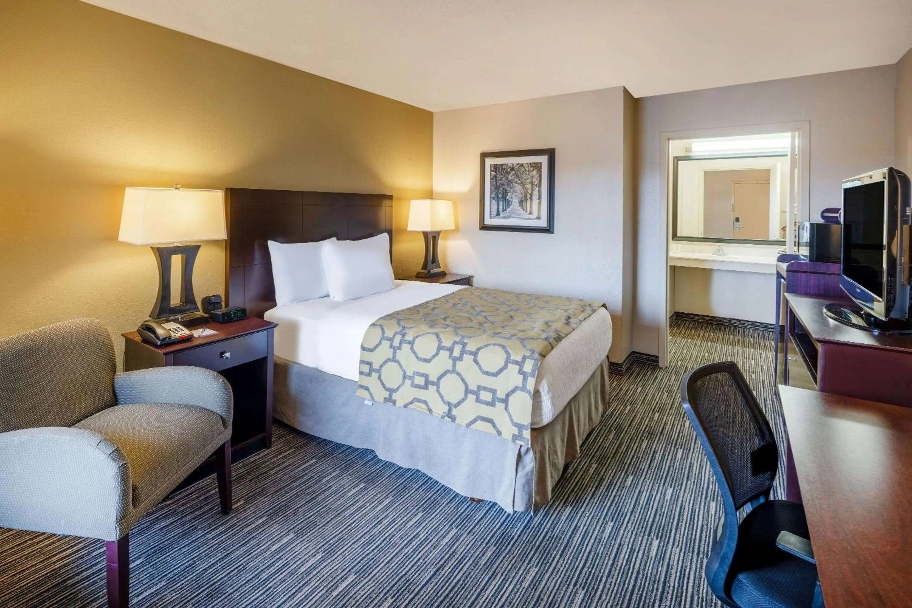 Photo of the whole room, Bed in Baymont by Wyndham Columbus GA