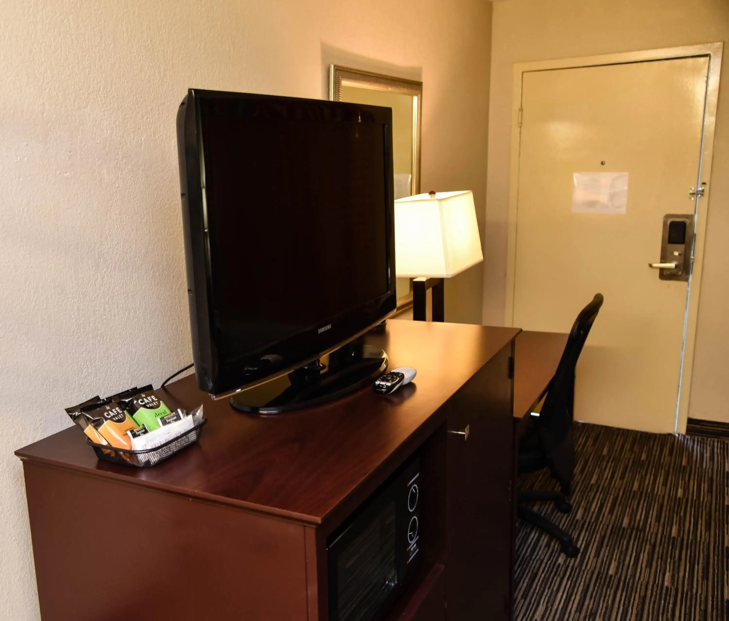 TV and multimedia in Baymont by Wyndham Columbus GA