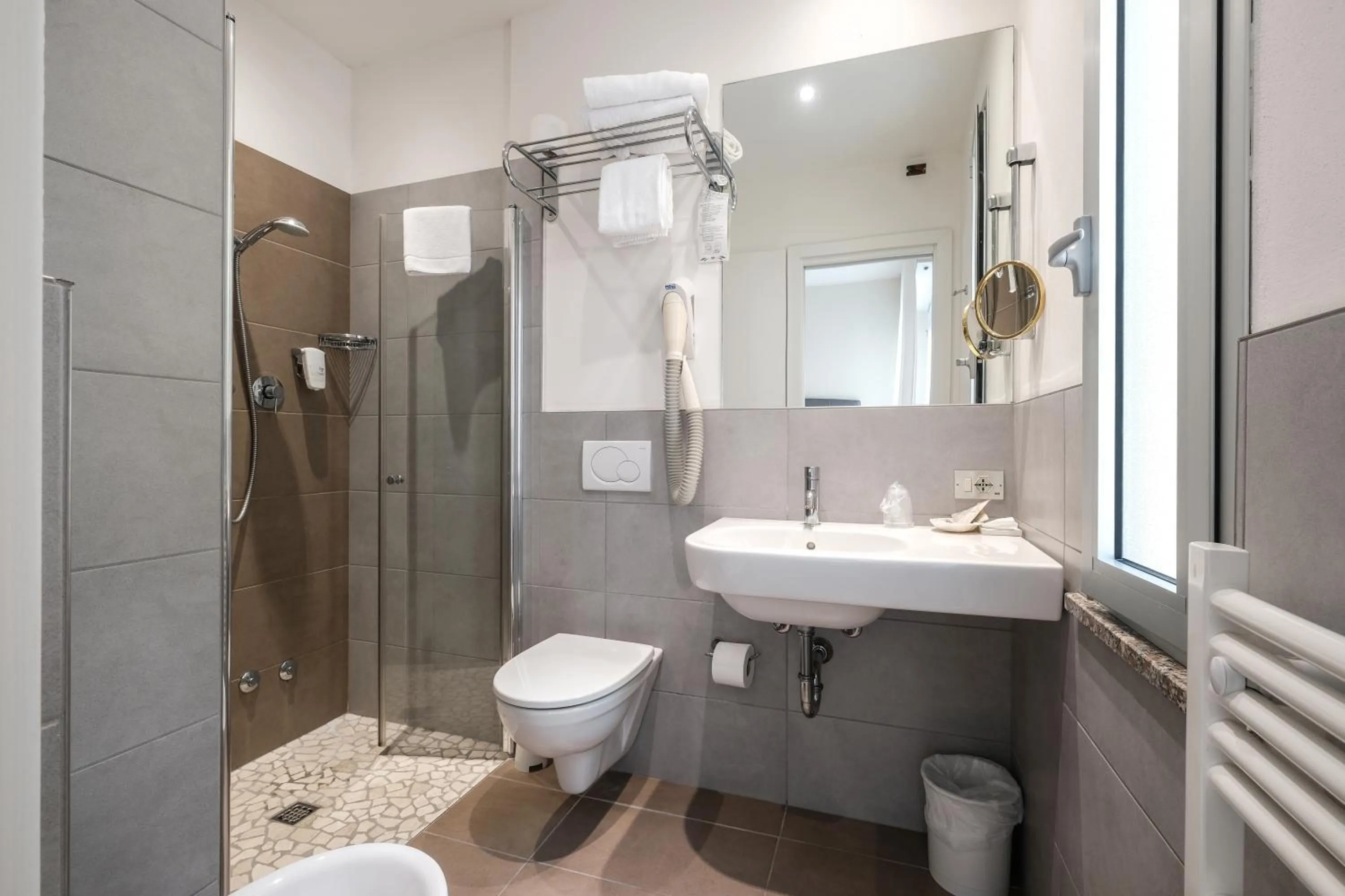 Shower in Hotel Thea