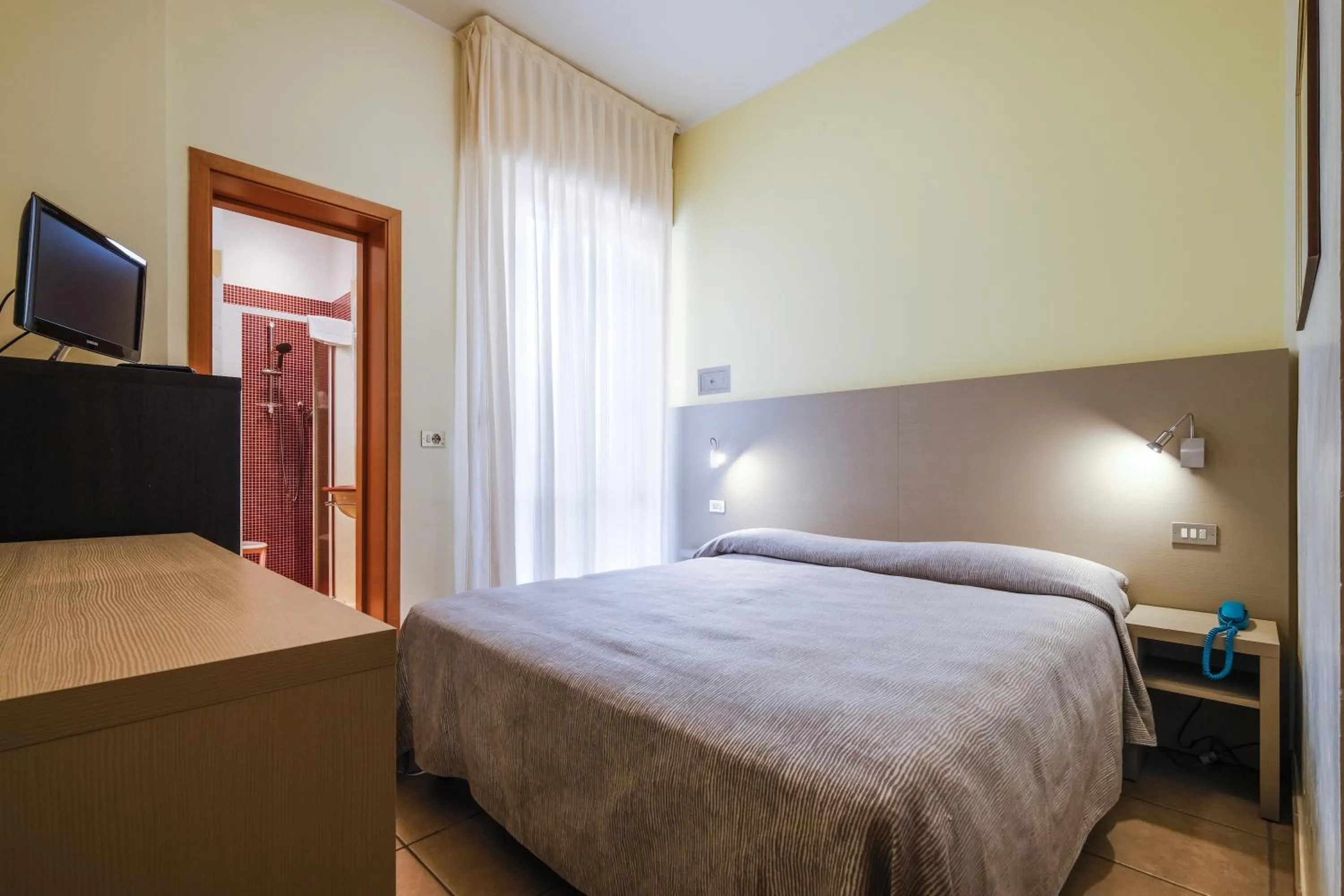 Summer in Hotel Thea