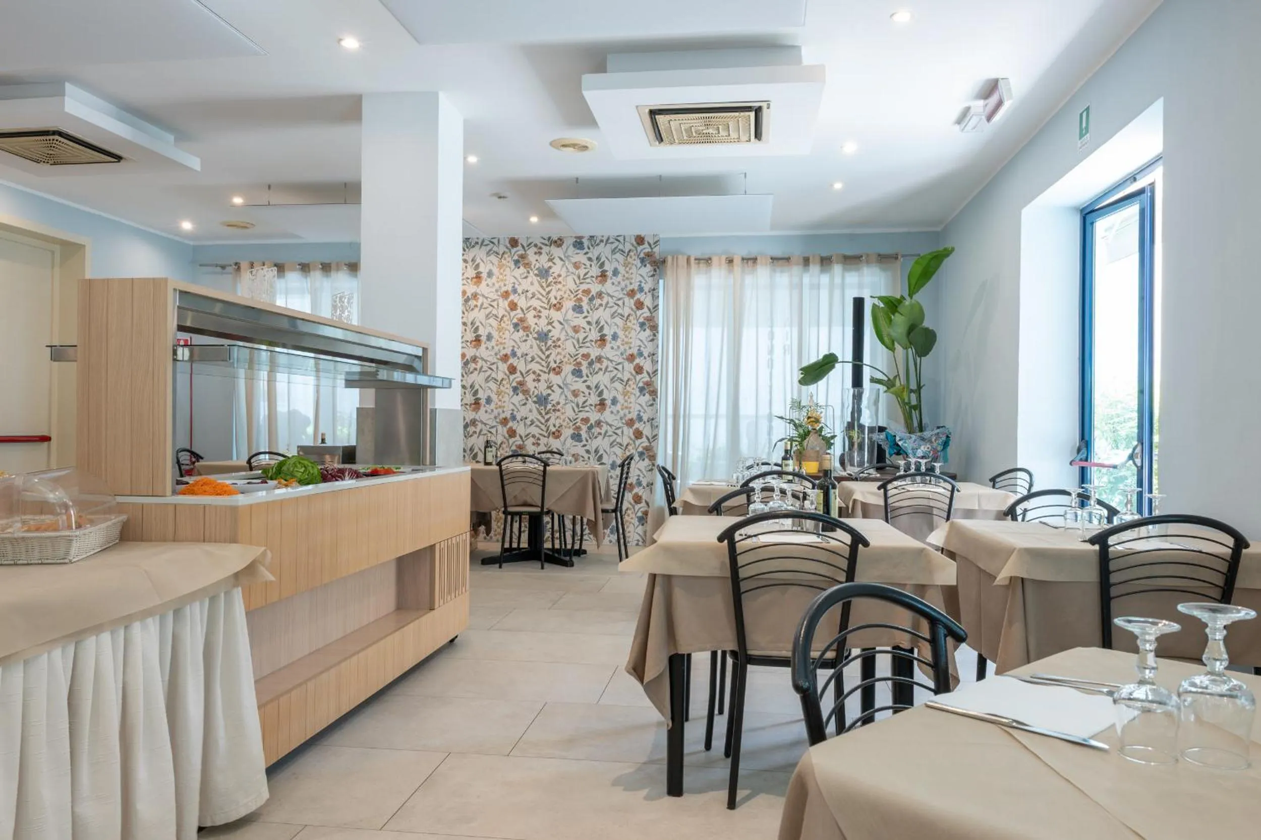 Restaurant/places to eat in Hotel Thea