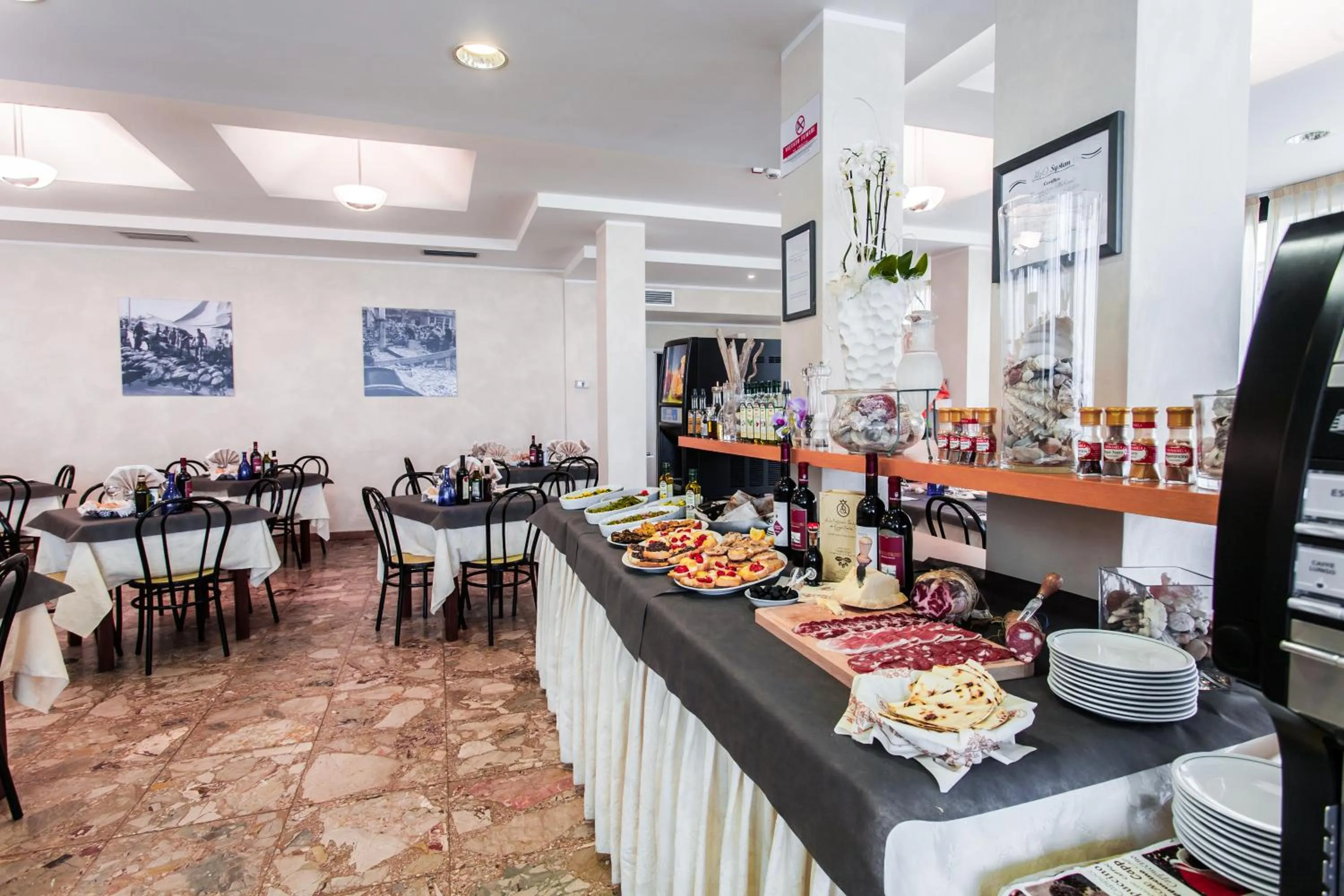 Restaurant/places to eat in Hotel Garden