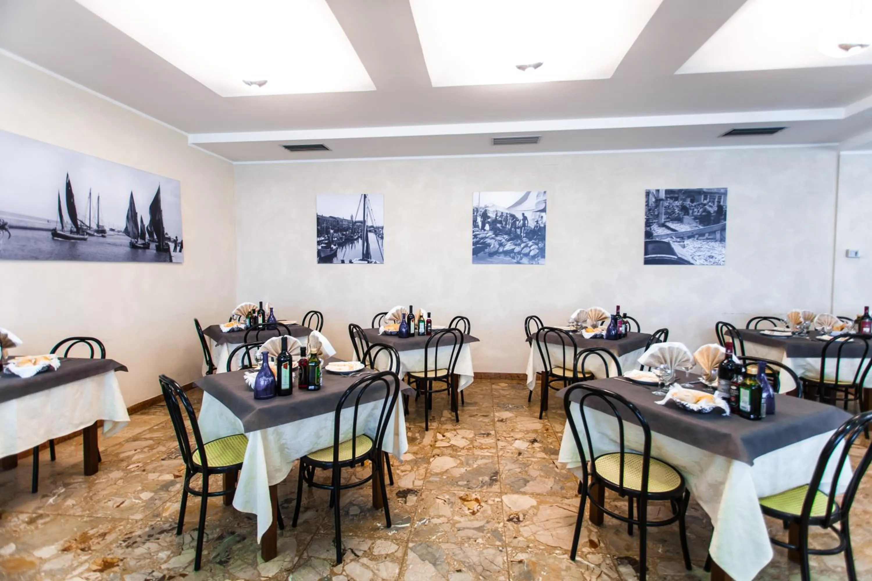 Restaurant/places to eat in Hotel Garden