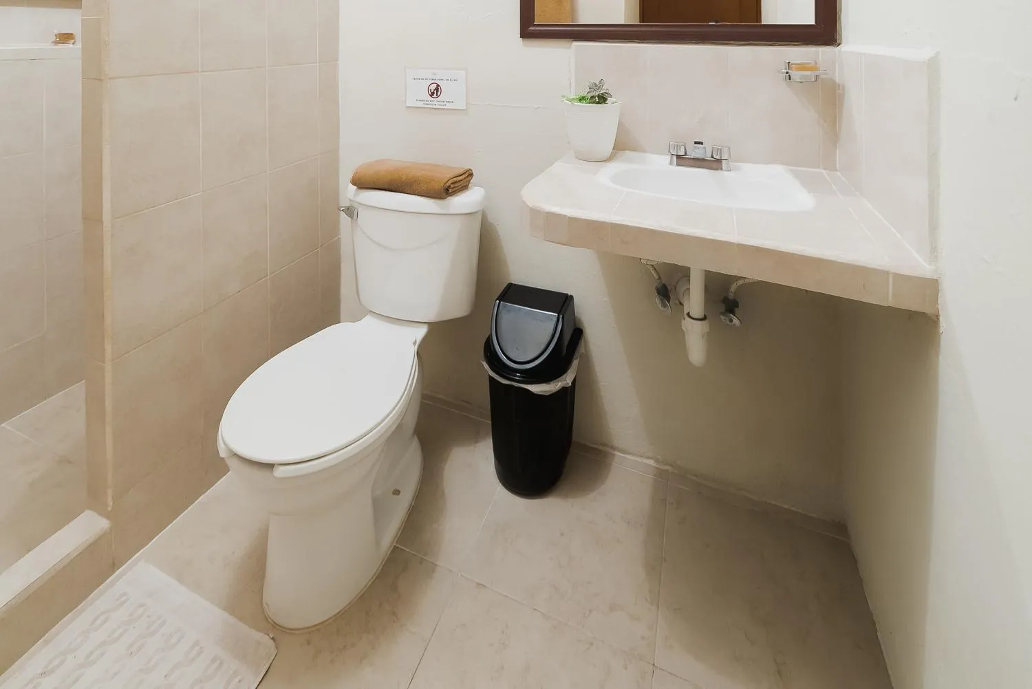 Toilet in Hotel Yumkiin - Cerca Del Ferry y Terminal ADO