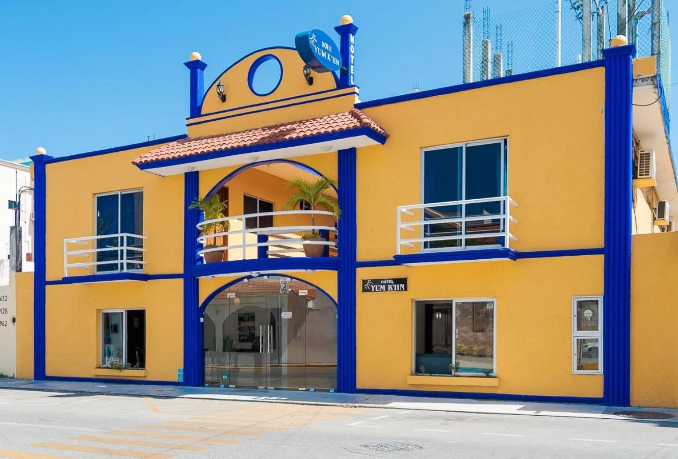 Property building in Hotel Yumkiin - Cerca Del Ferry y Terminal ADO