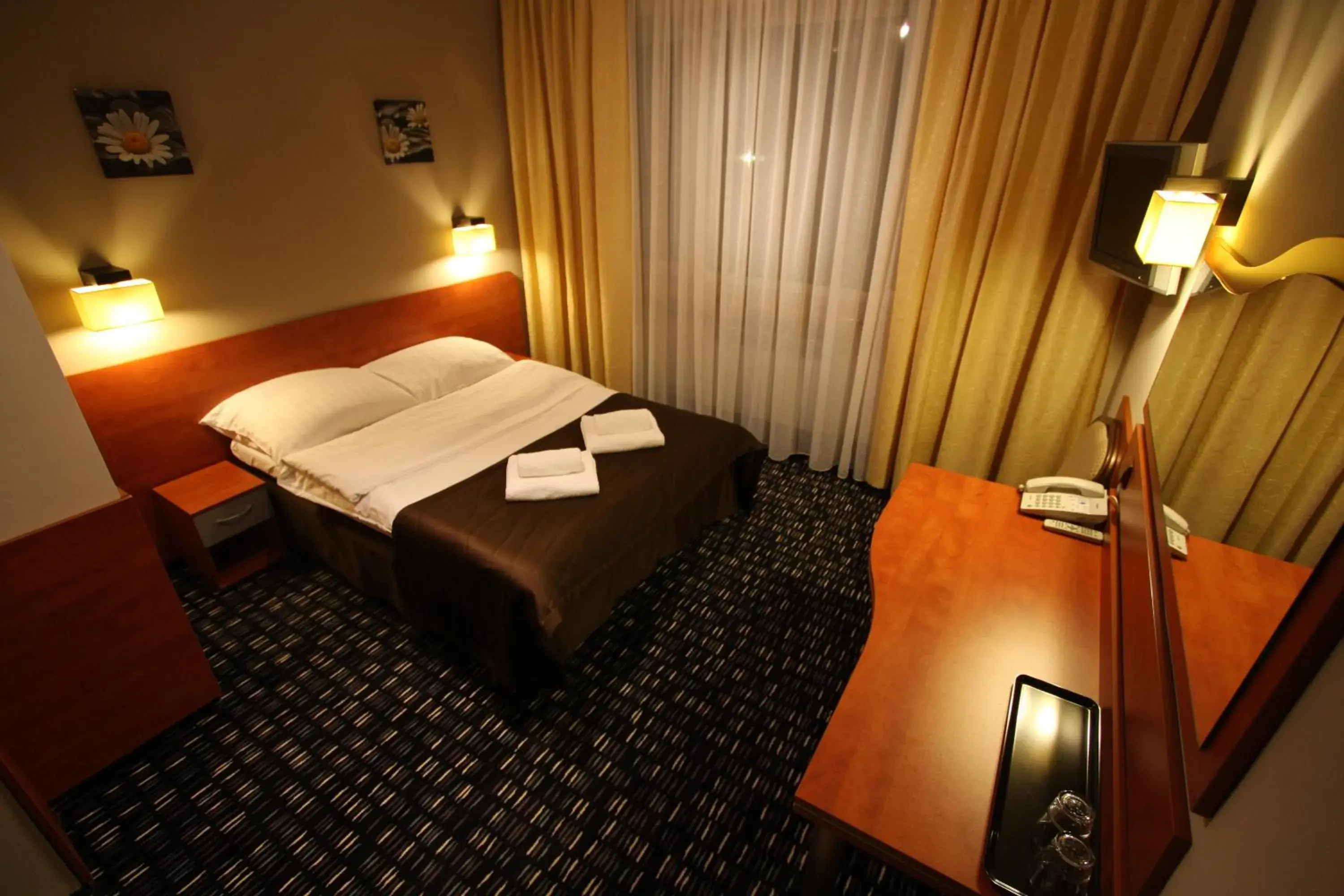 Standard Queen Room in Hotel Orion Standard Queen Room in Hotel Orion