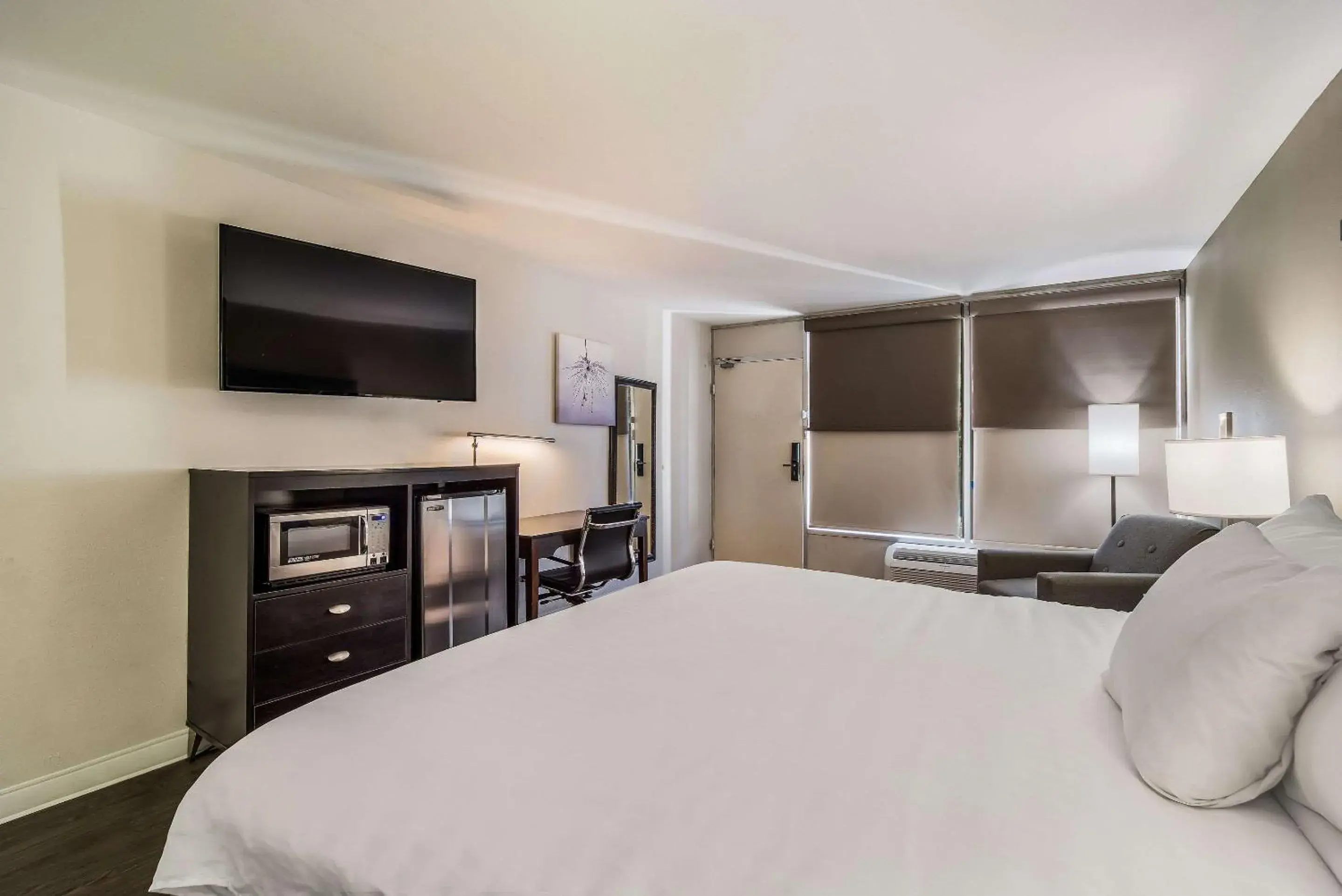 Photo of the whole room, Bed in Clarion Inn & Suites Florence - Darlington Photo of the whole room, Bed in Clarion Inn & Suites Florence - Darlington