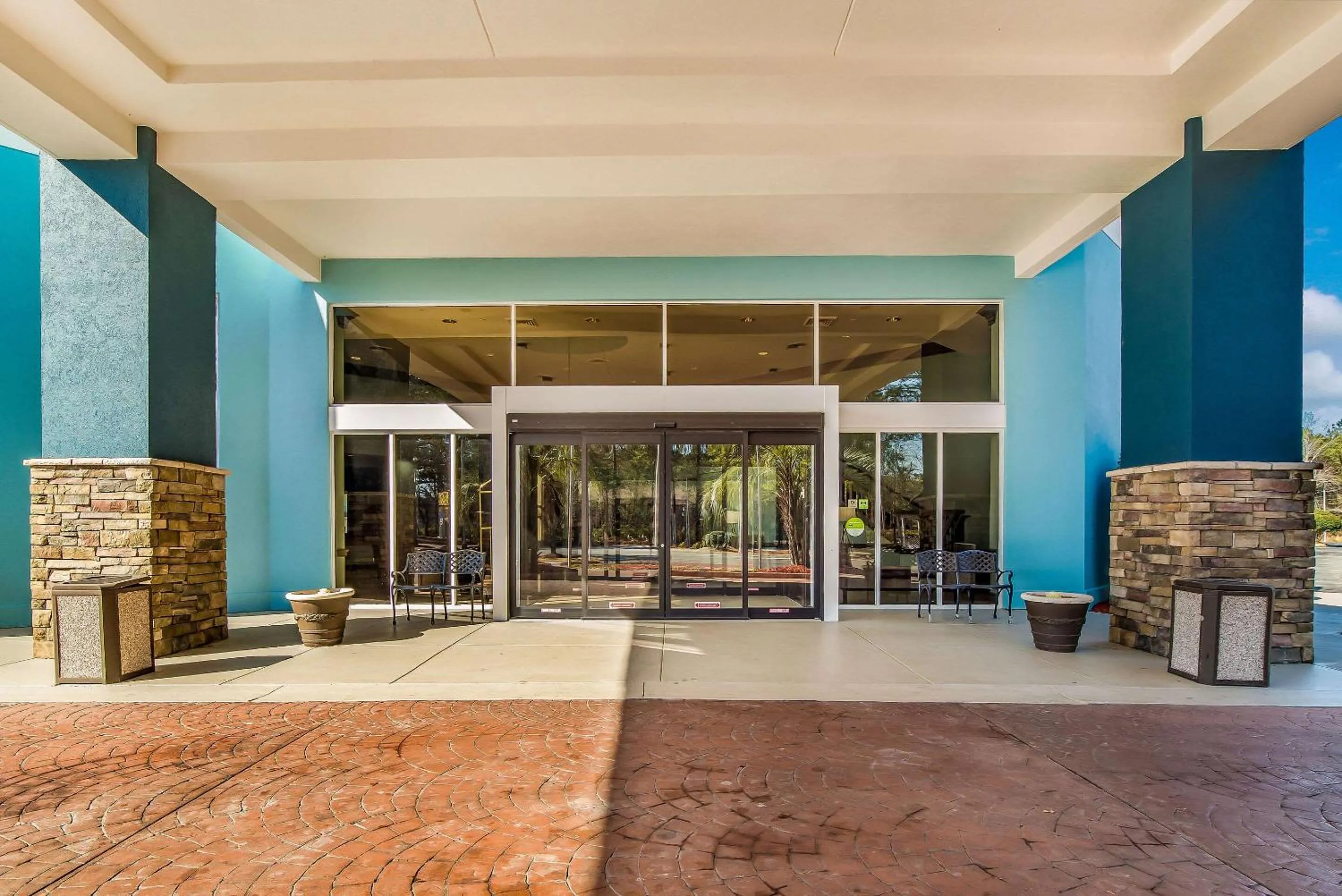 Property building in Clarion Inn & Suites Florence - Darlington