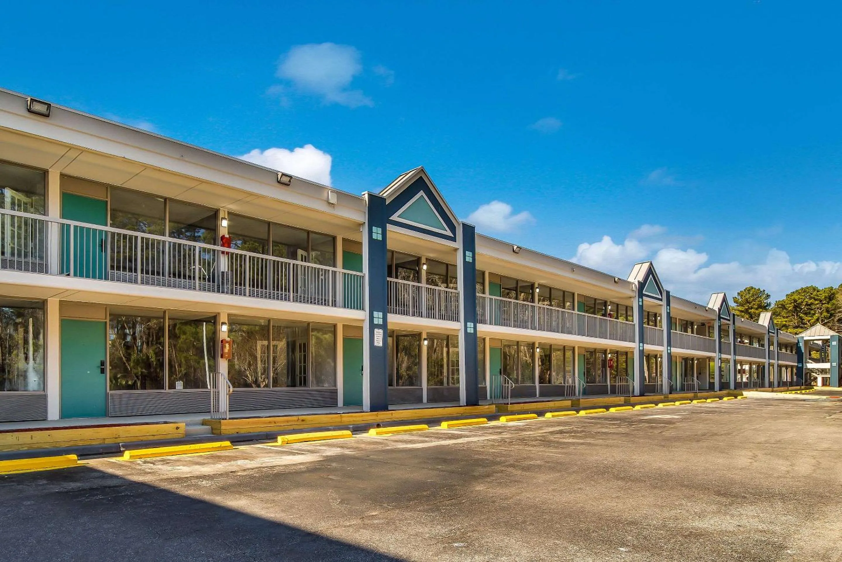 Property building in Clarion Inn & Suites Florence - Darlington