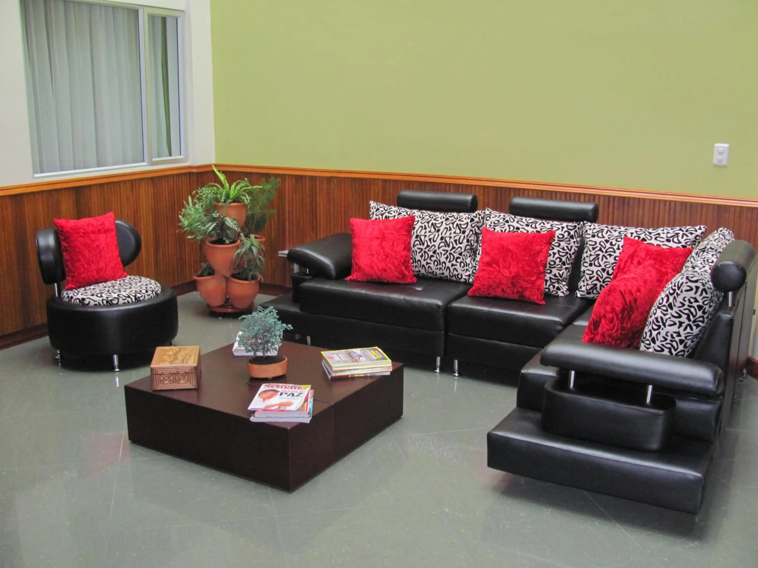 Communal lounge/ TV room in Apartahotel Vincent Suites