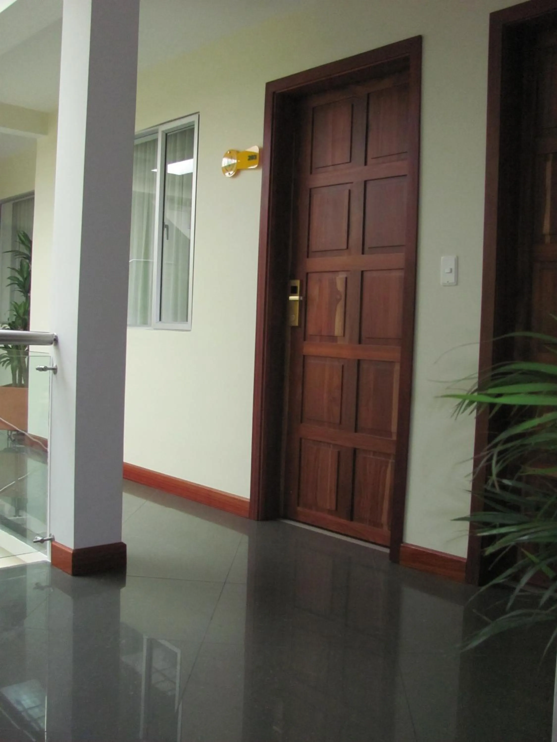 Communal lounge/ TV room in Apartahotel Vincent Suites
