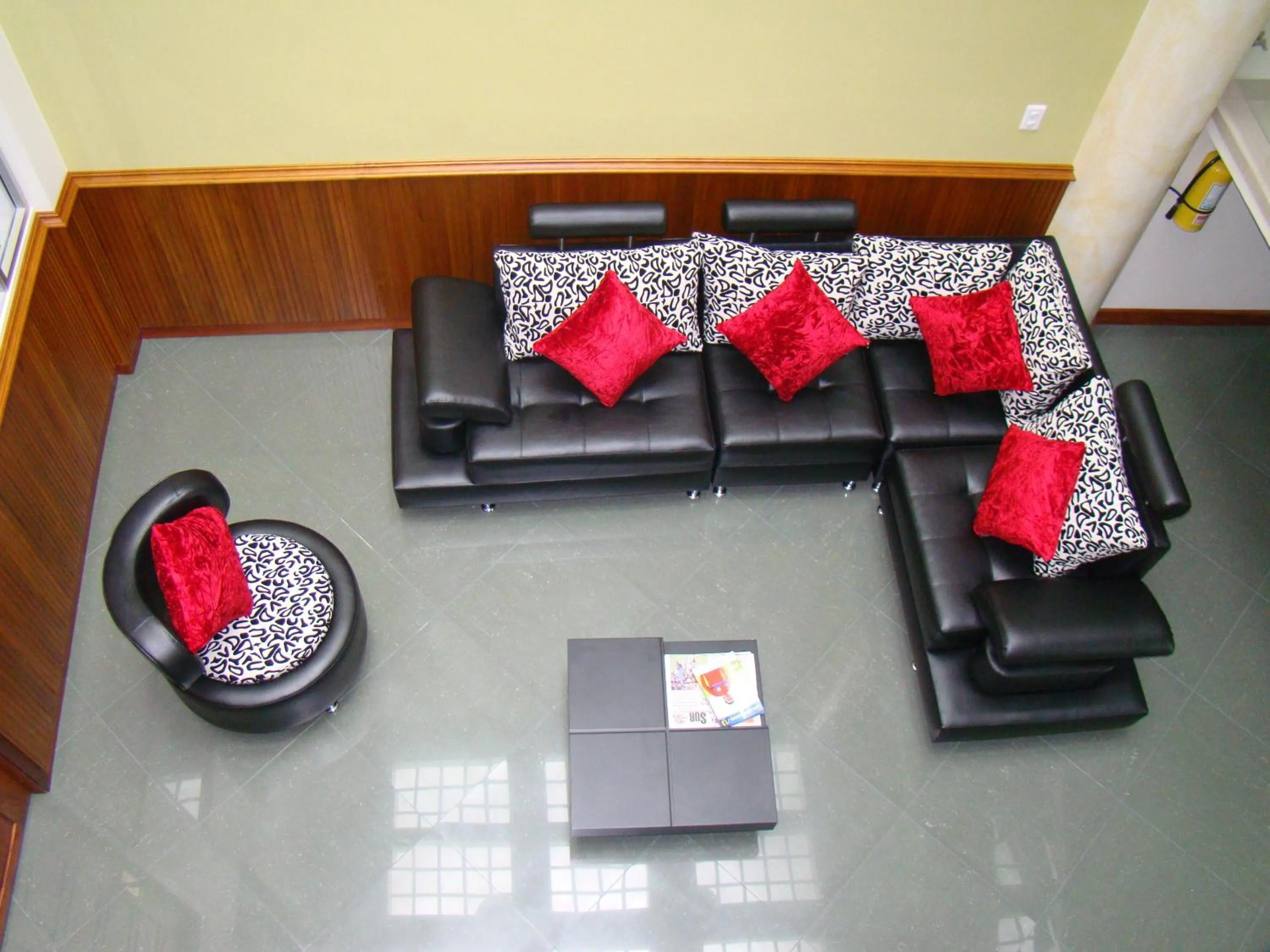 Communal lounge/ TV room in Apartahotel Vincent Suites