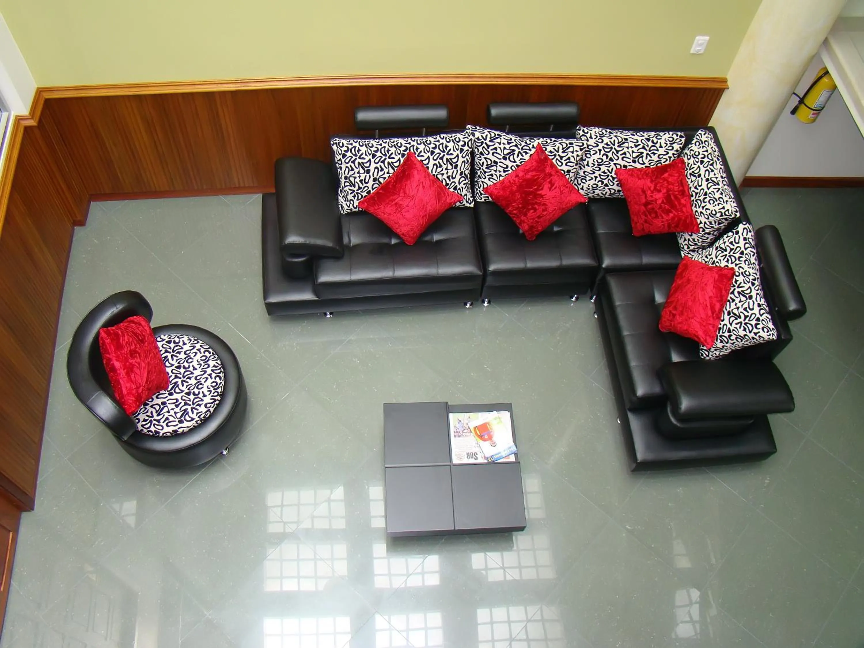 Communal lounge/ TV room in Apartahotel Vincent Suites