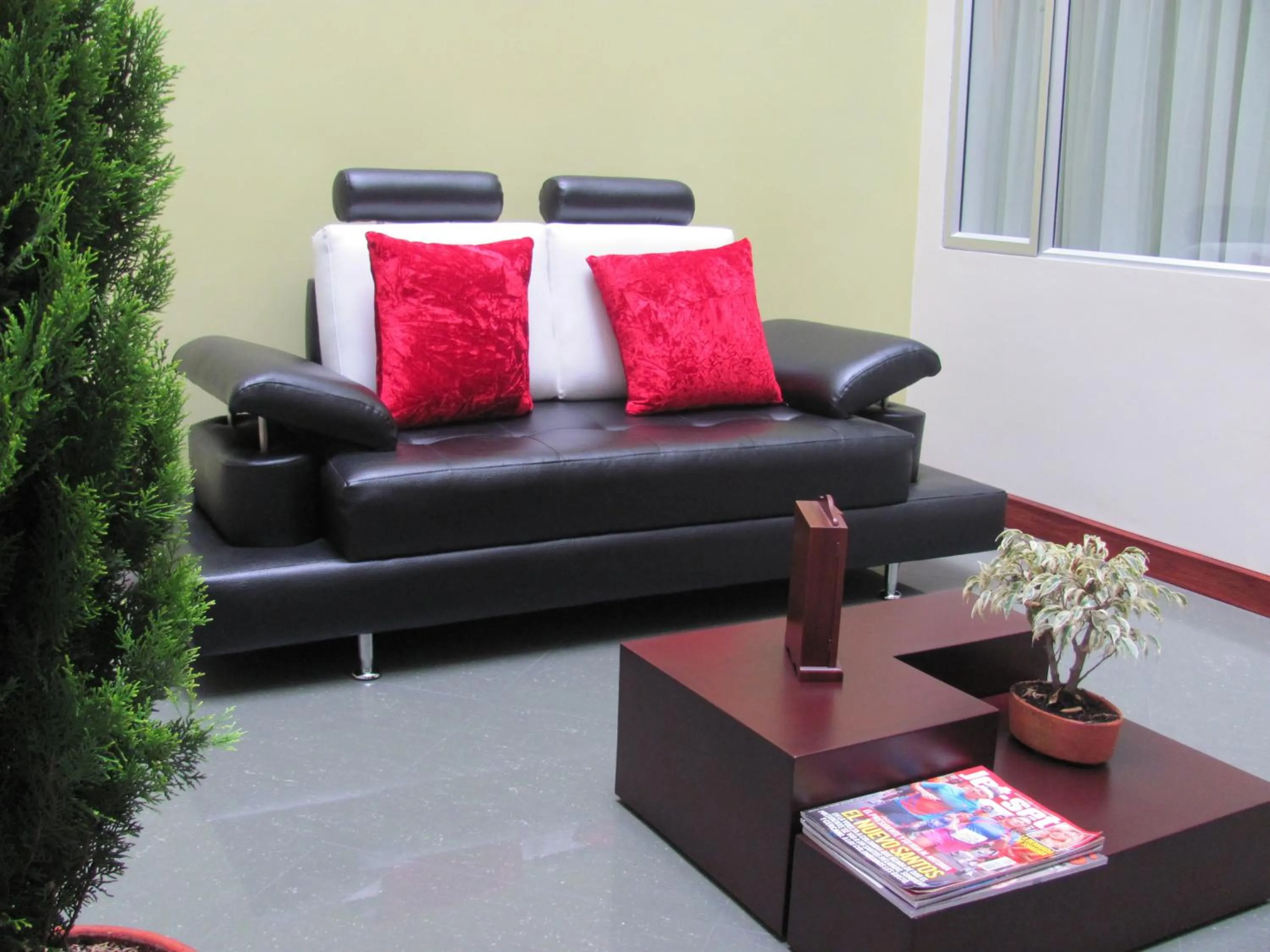 Communal lounge/ TV room in Apartahotel Vincent Suites