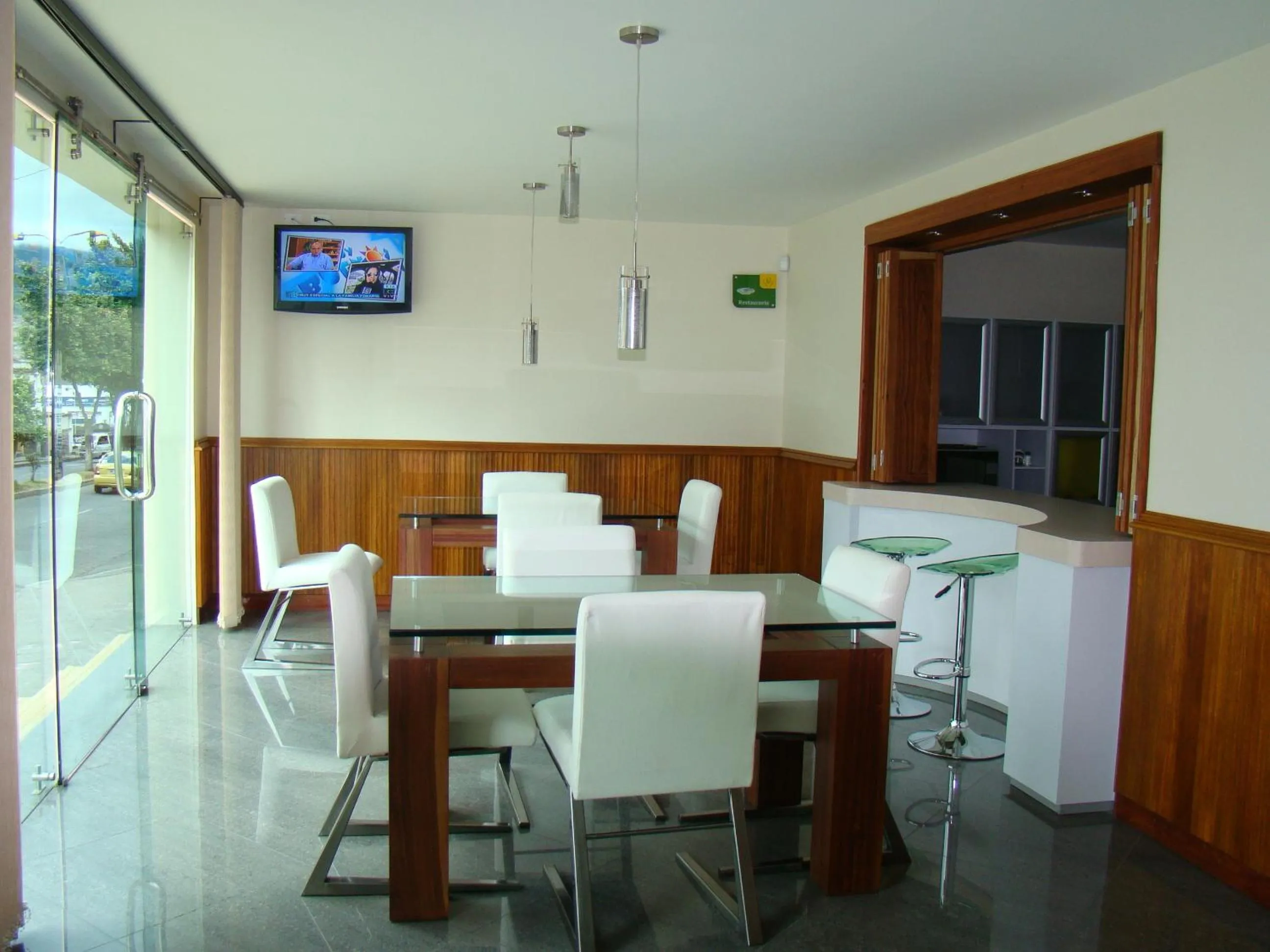 Restaurant/places to eat in Apartahotel Vincent Suites