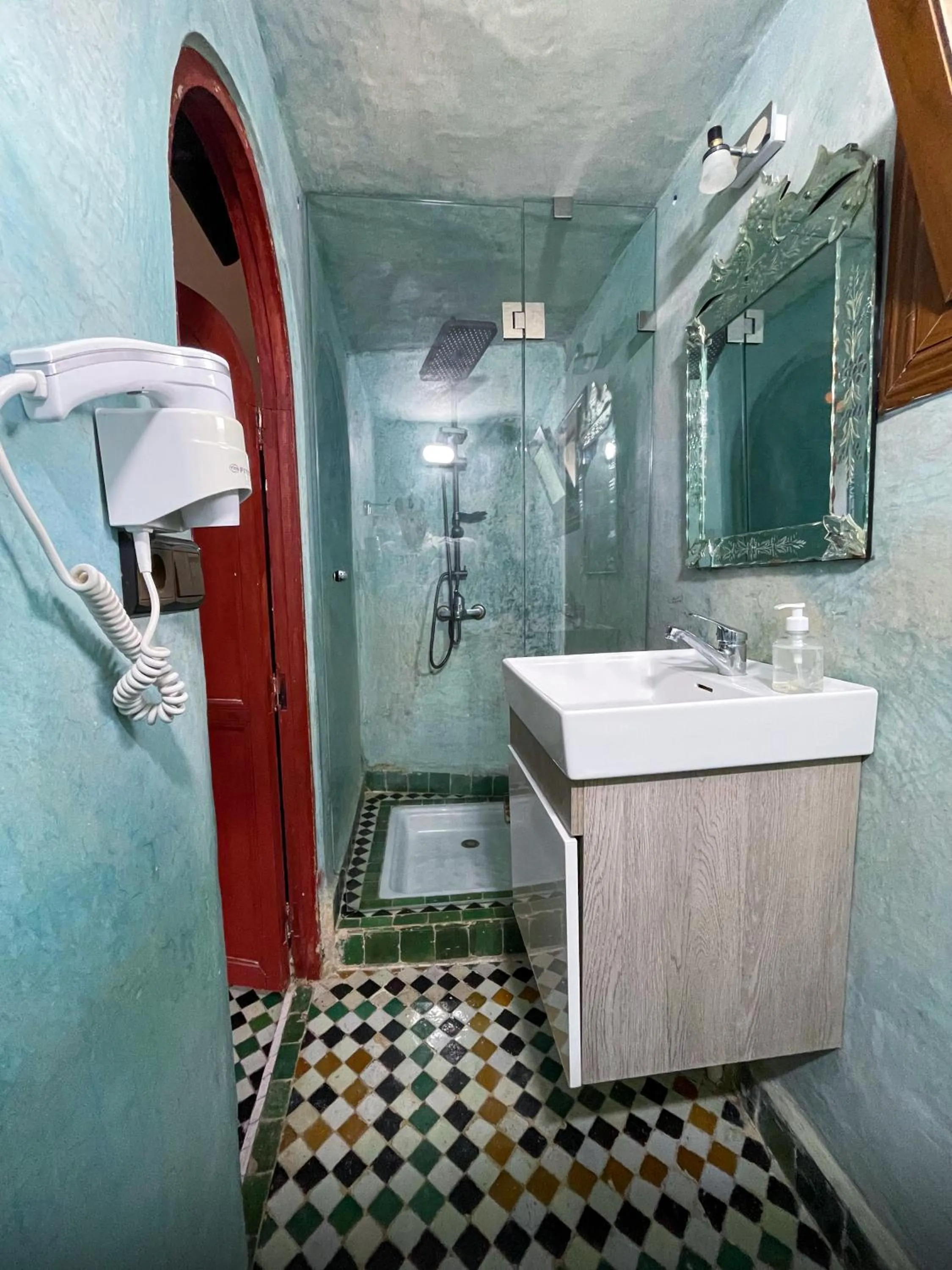 Shower in Riad Dar El Ouedghiri