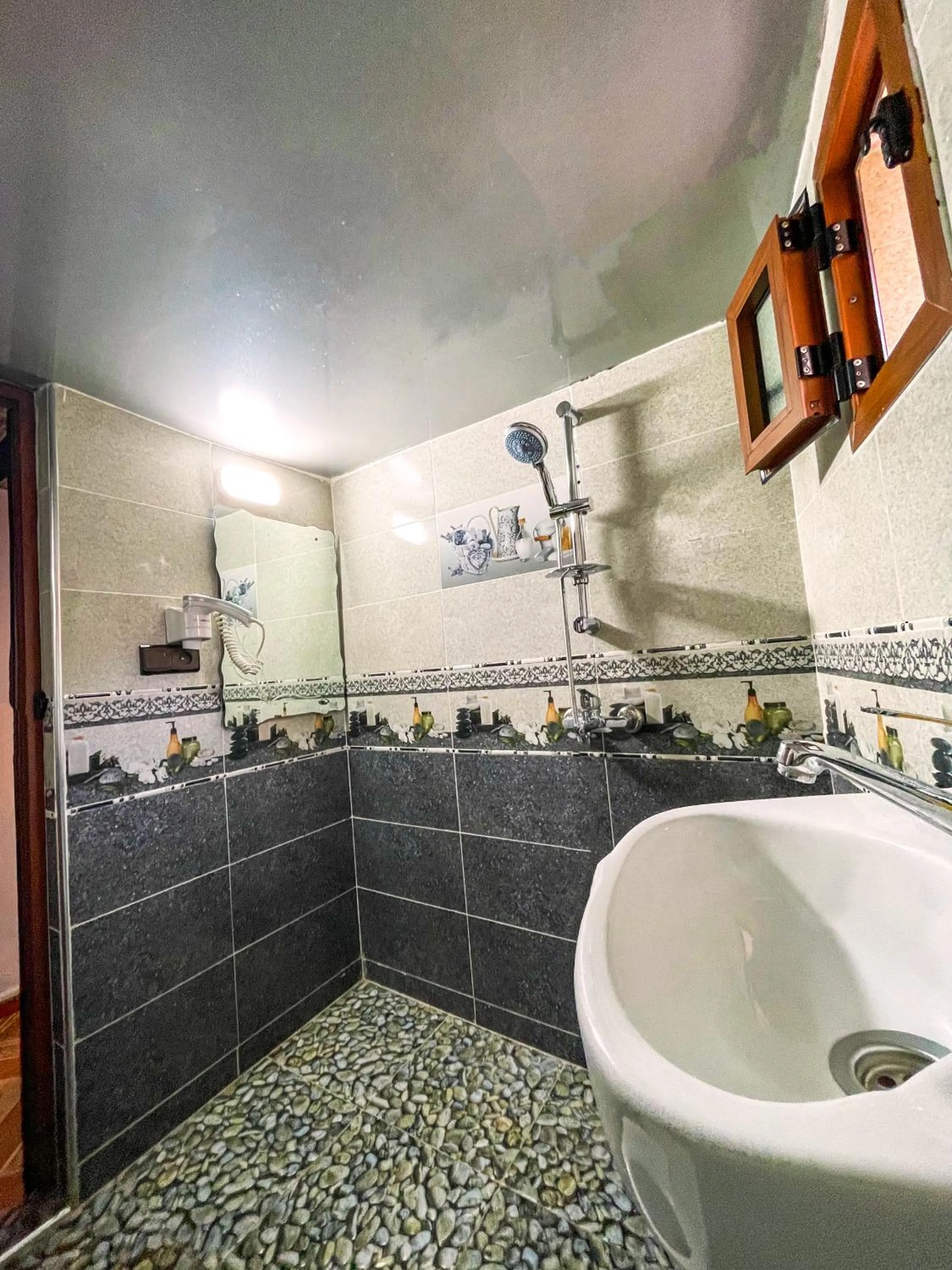 Shower in Riad Dar El Ouedghiri