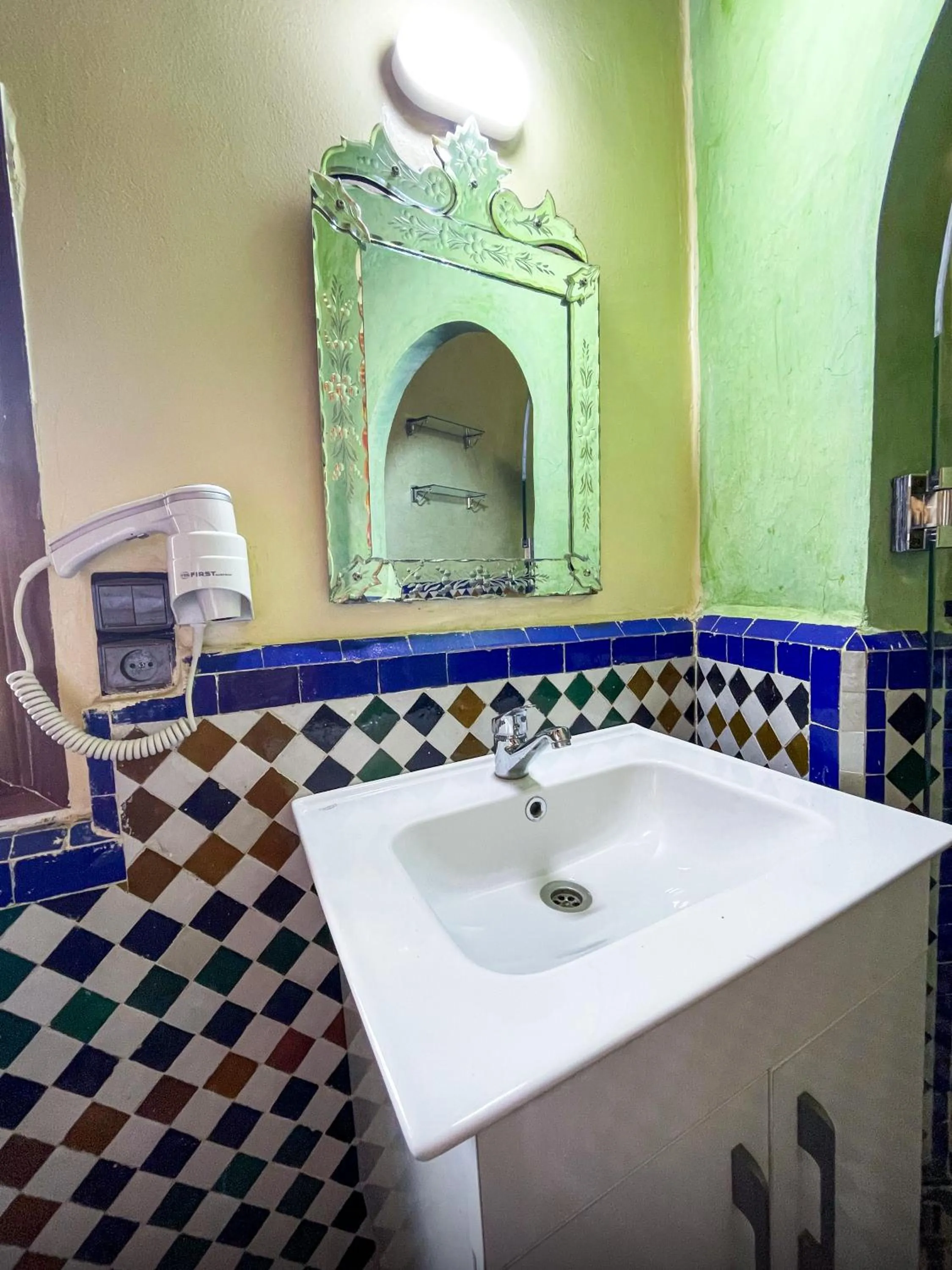 Shower in Riad Dar El Ouedghiri