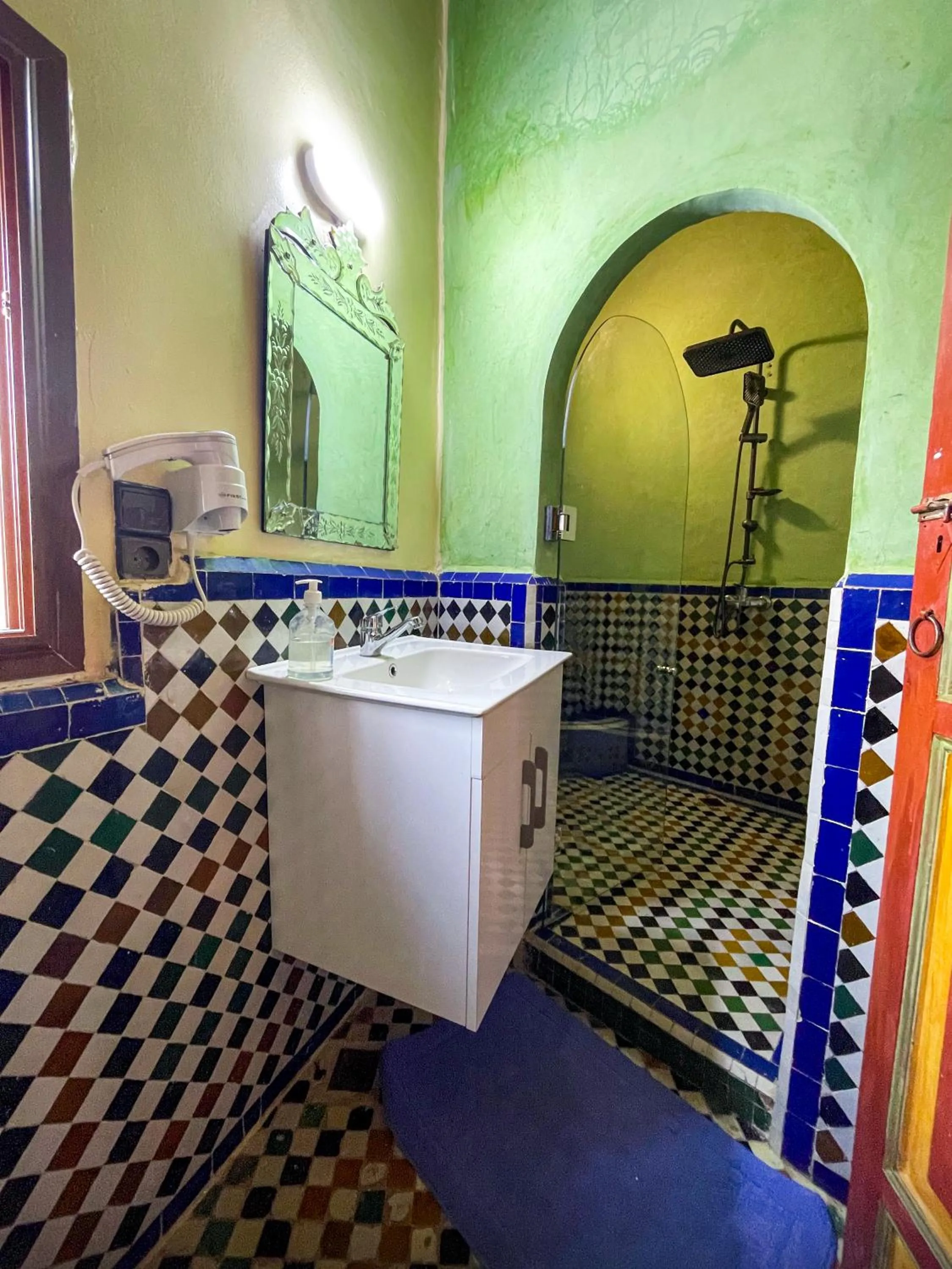 Shower in Riad Dar El Ouedghiri