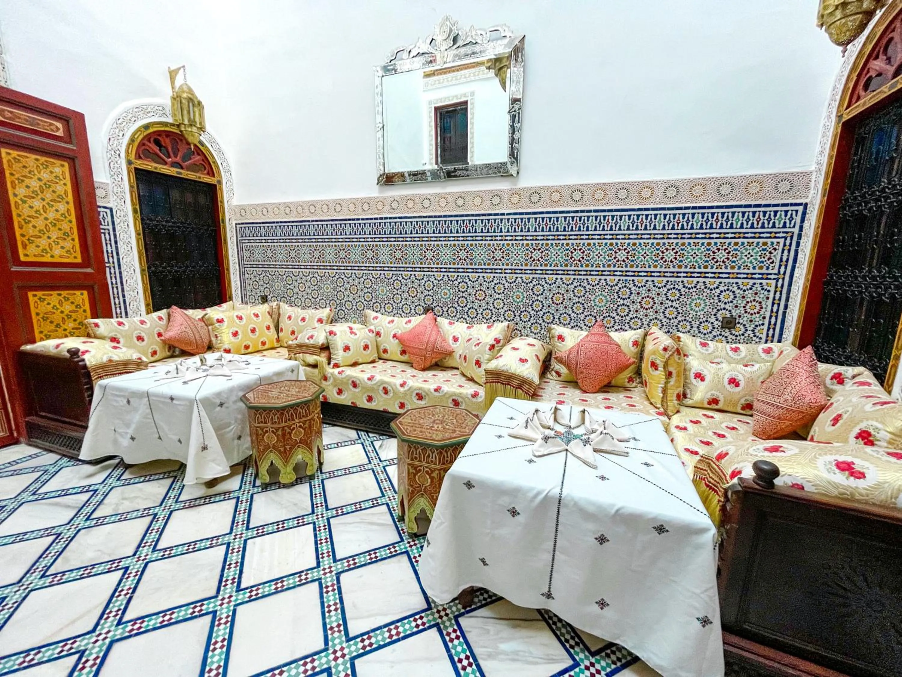 Restaurant/places to eat in Riad Dar El Ouedghiri